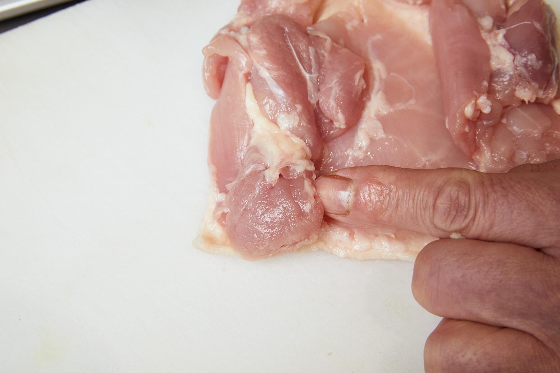 硬い肉質の部分には切り込みを