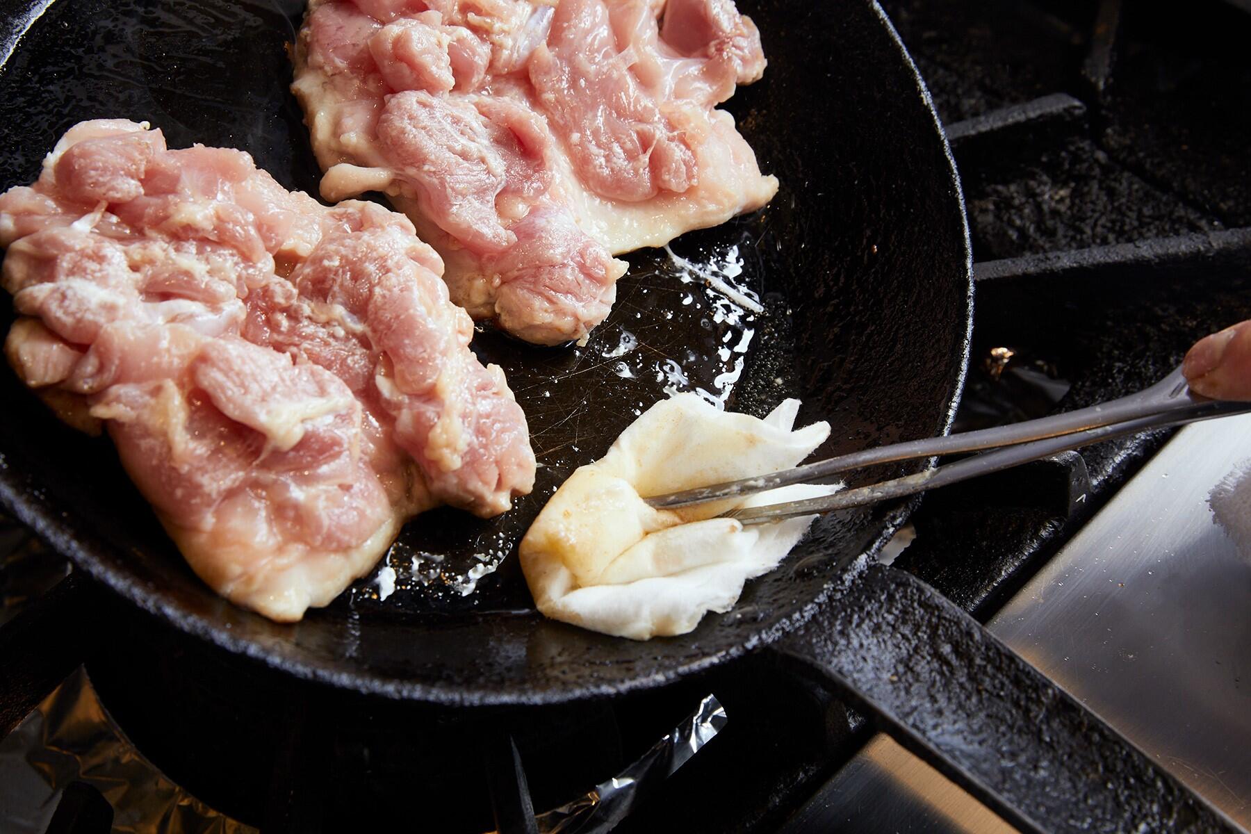 皮の油を出しながら焼く