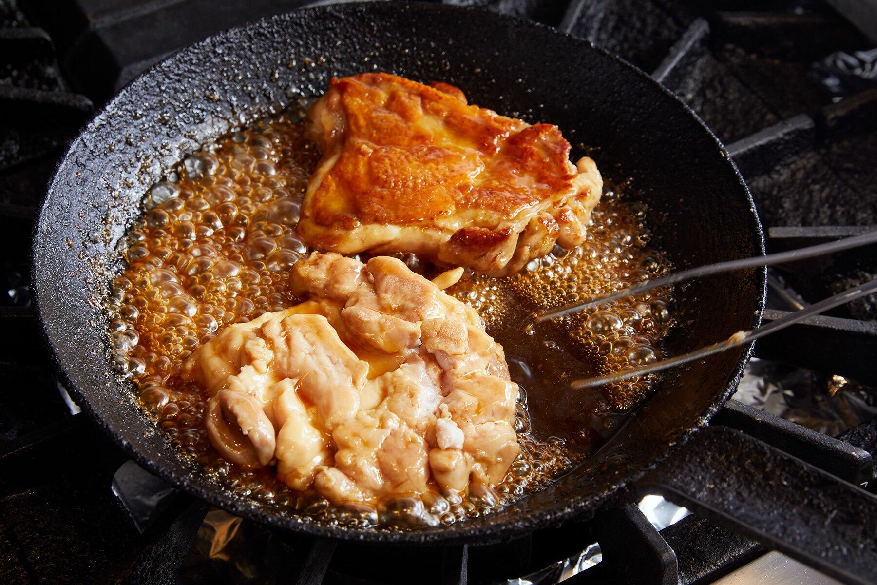 肉にたれをからめる