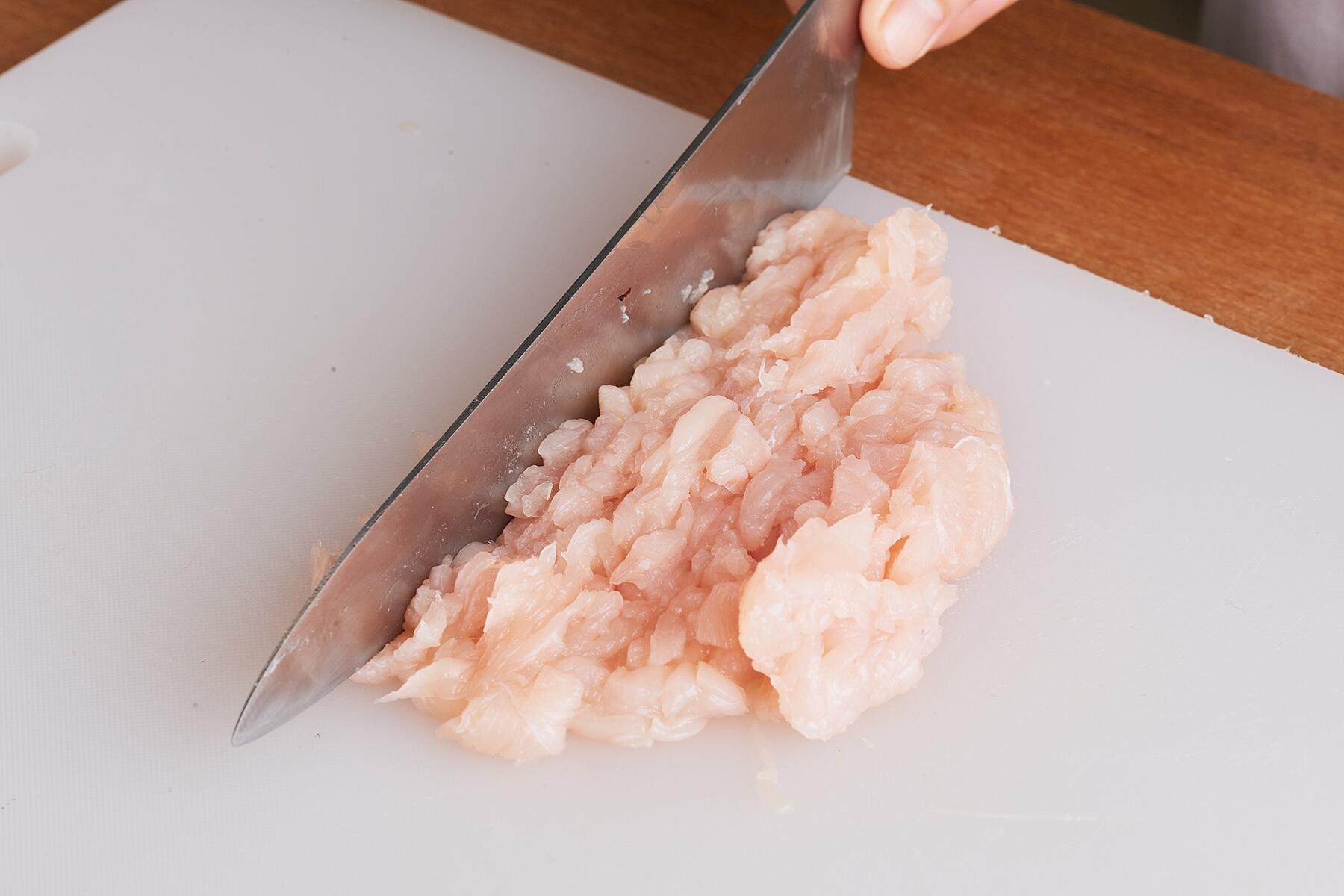 鶏肉を細切りにしてたたく