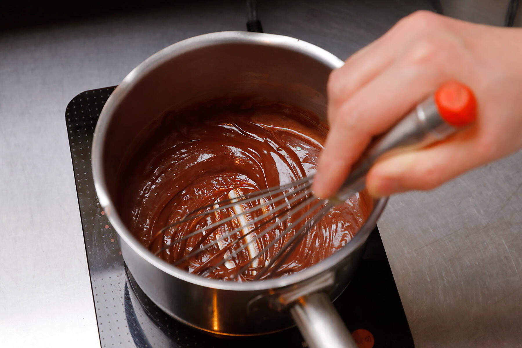 生クリームを火にかけ、チョコを加える