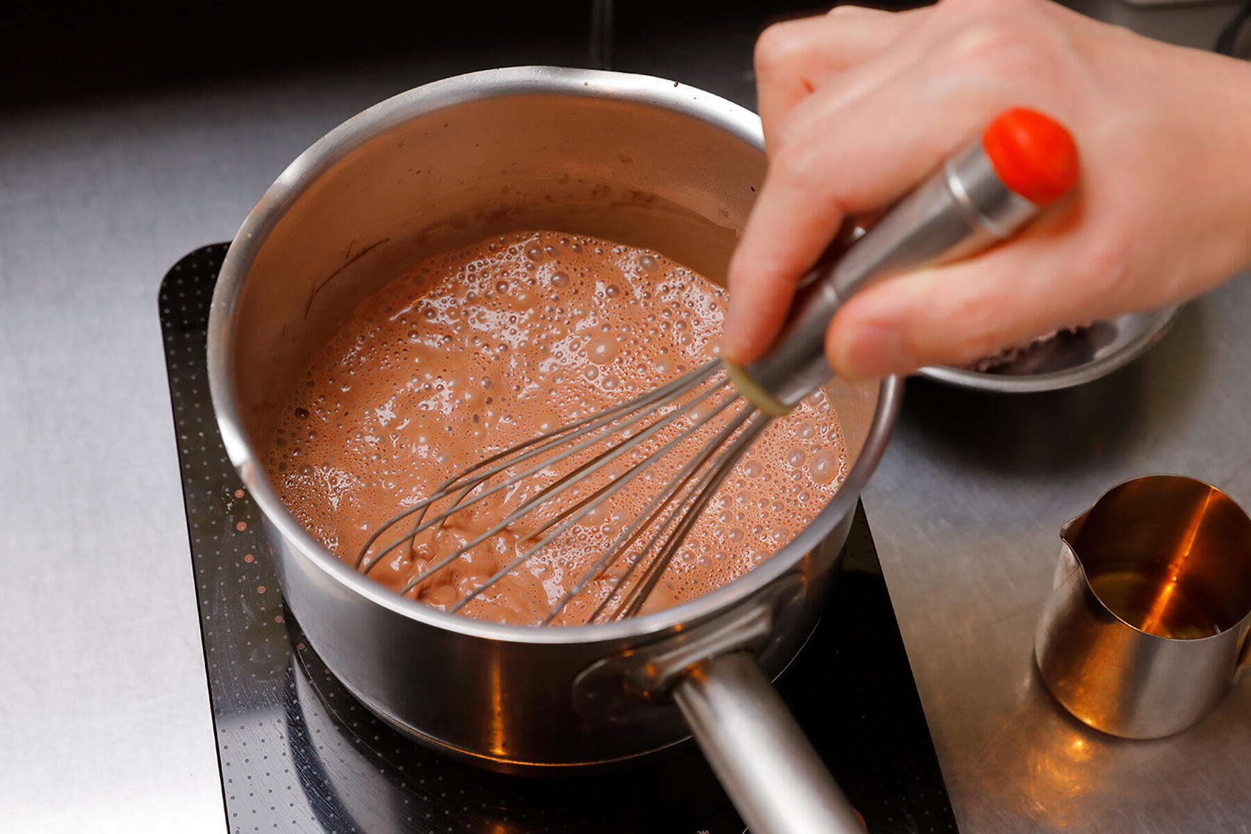 牛乳を注いで混ぜる