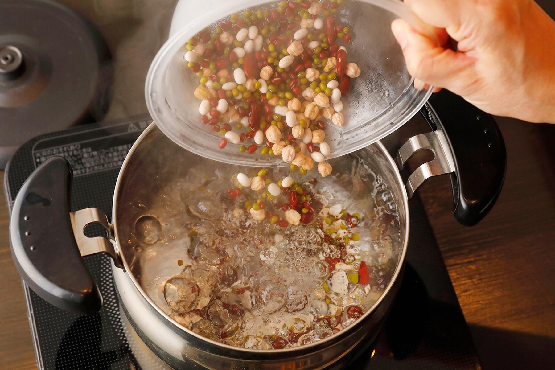 熱湯で豆をゆでる