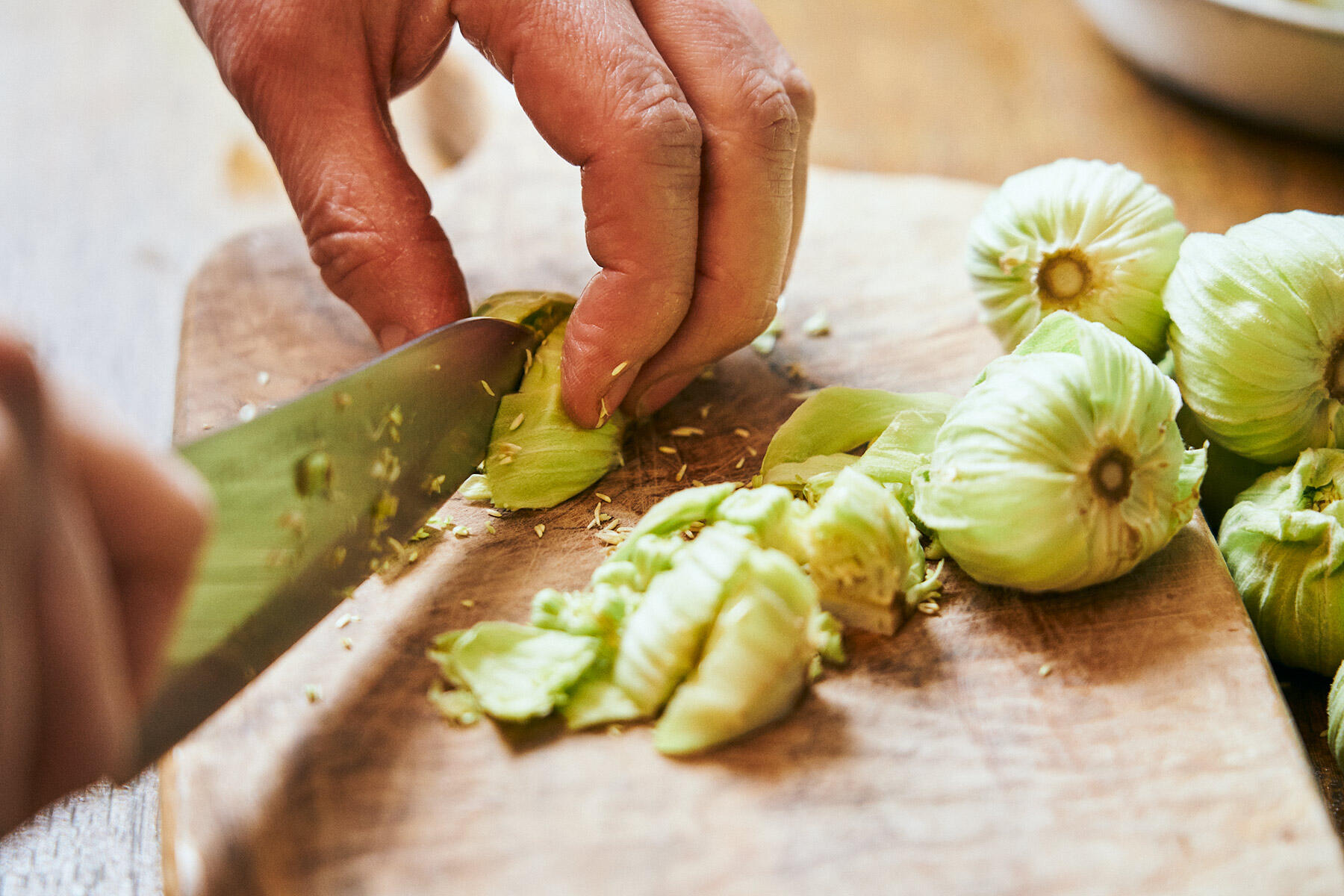 ふきのとうの軸を刻む
