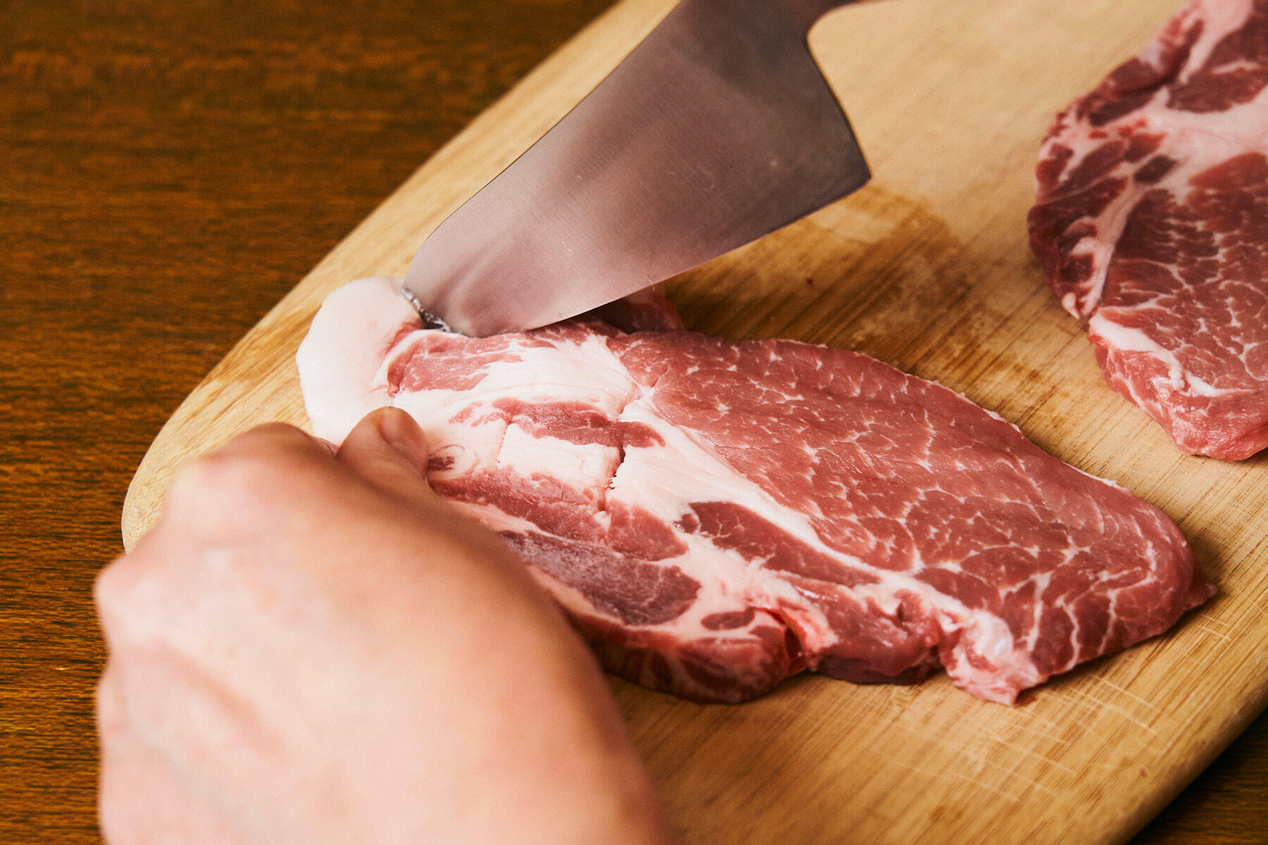 豚肉の筋切りをする
