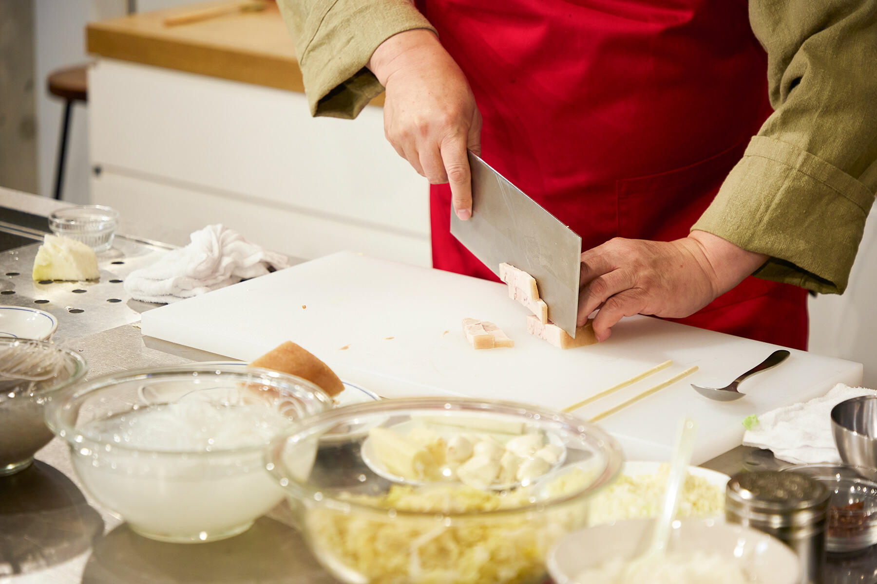 豚肉を切って炒める