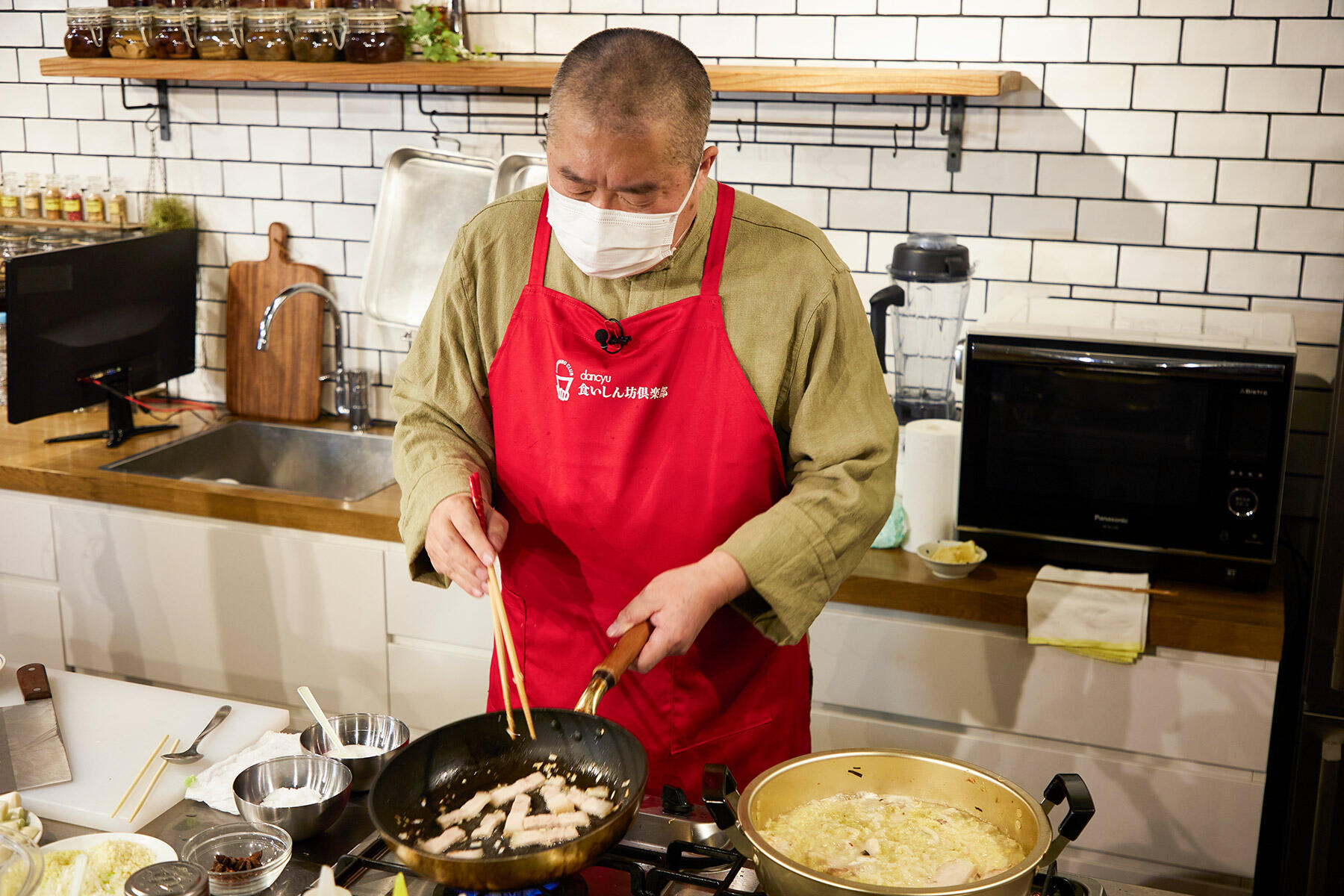 豚肉を切って炒める