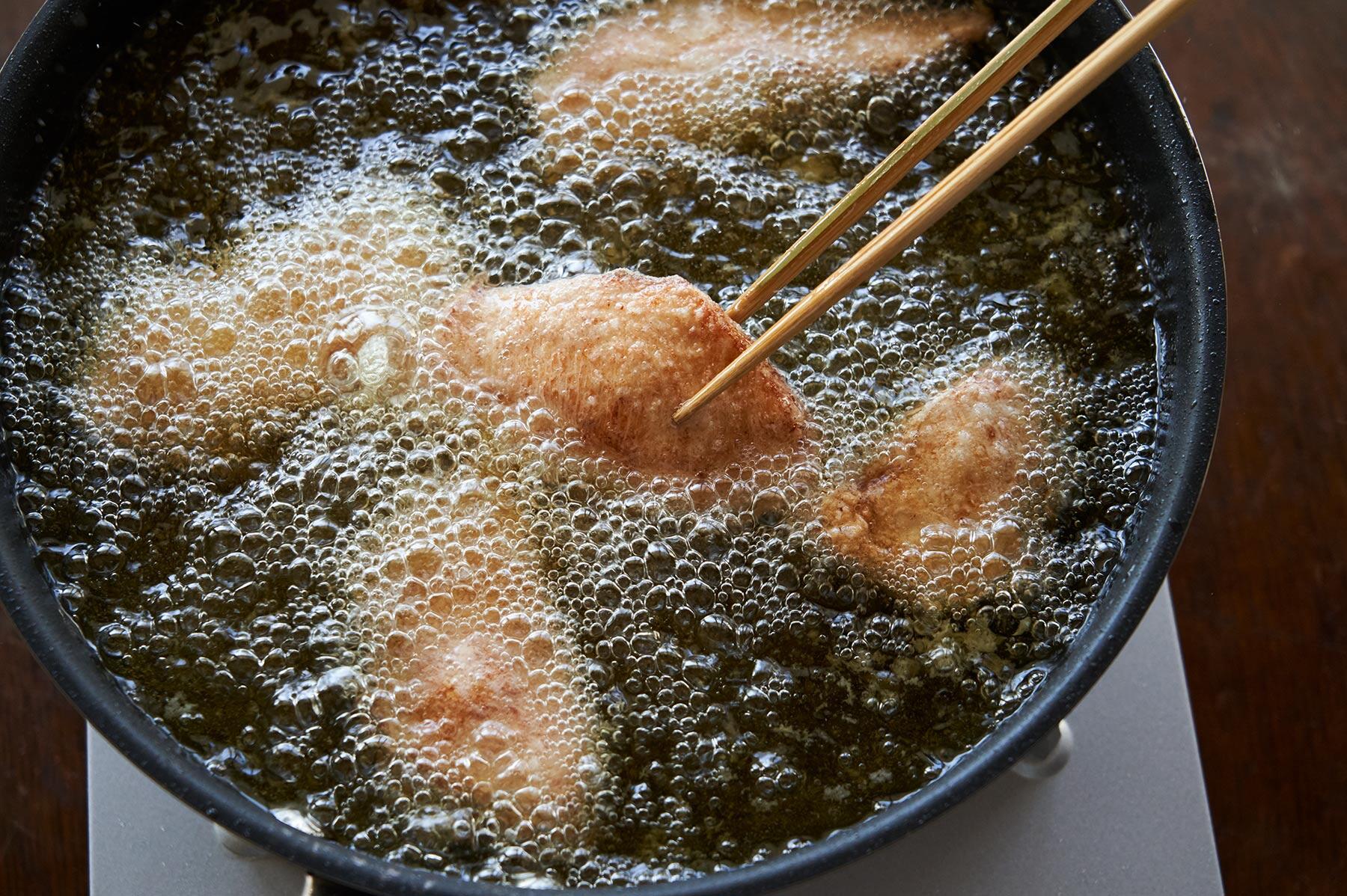 裏返し、色よく揚げる