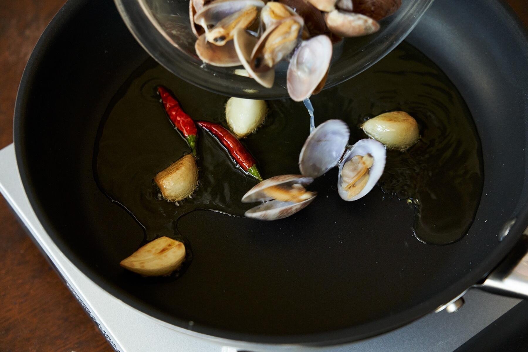 あさりを炒める