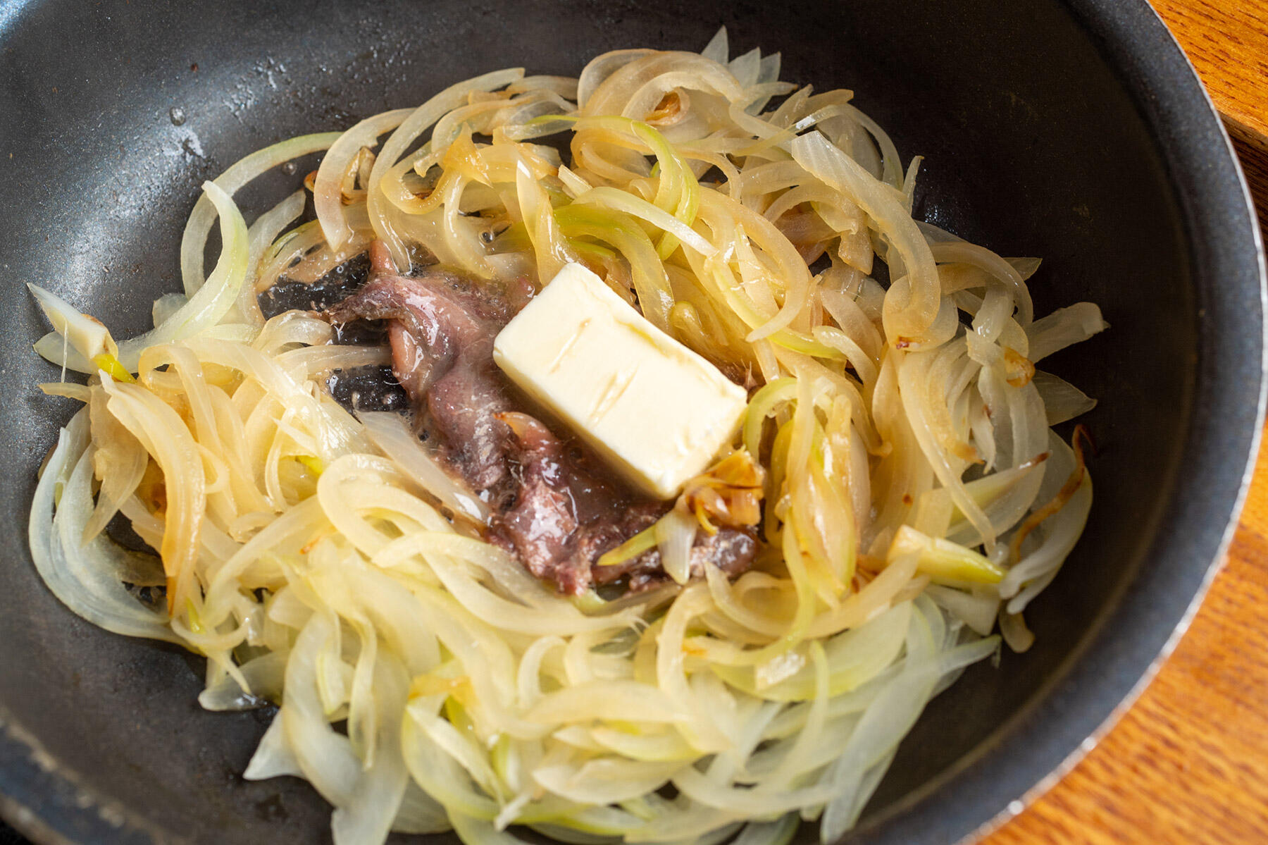 アンチョビとバターを加える