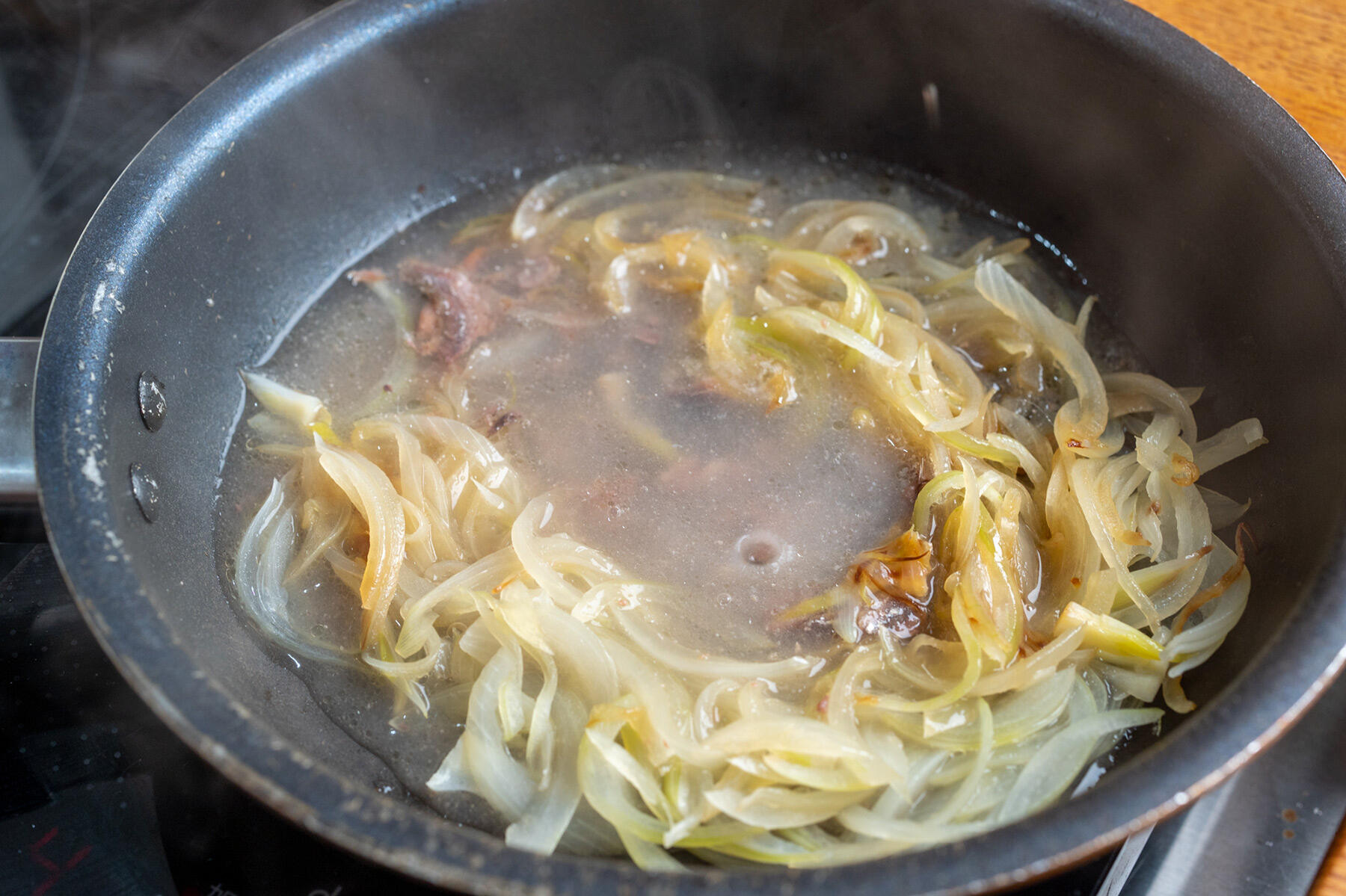 アンチョビとバターを加える