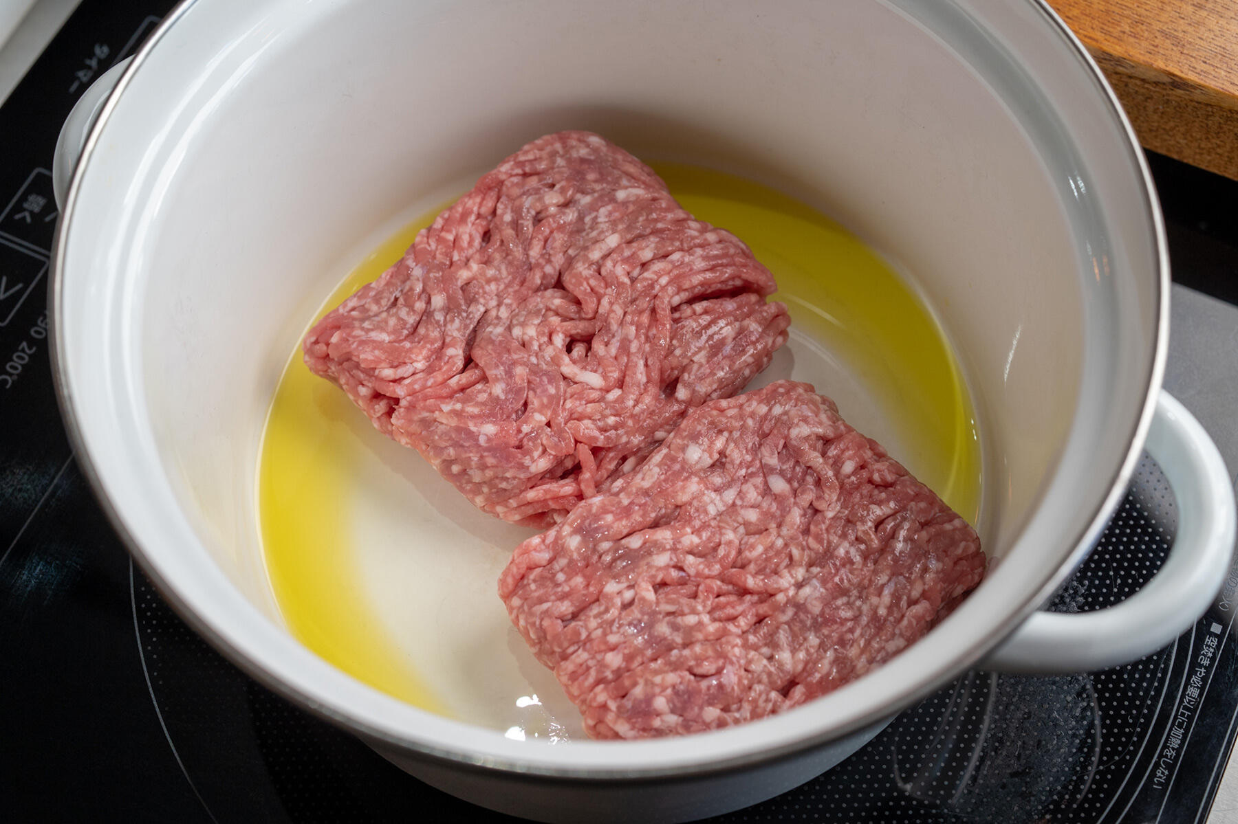 豚挽き肉を炒める