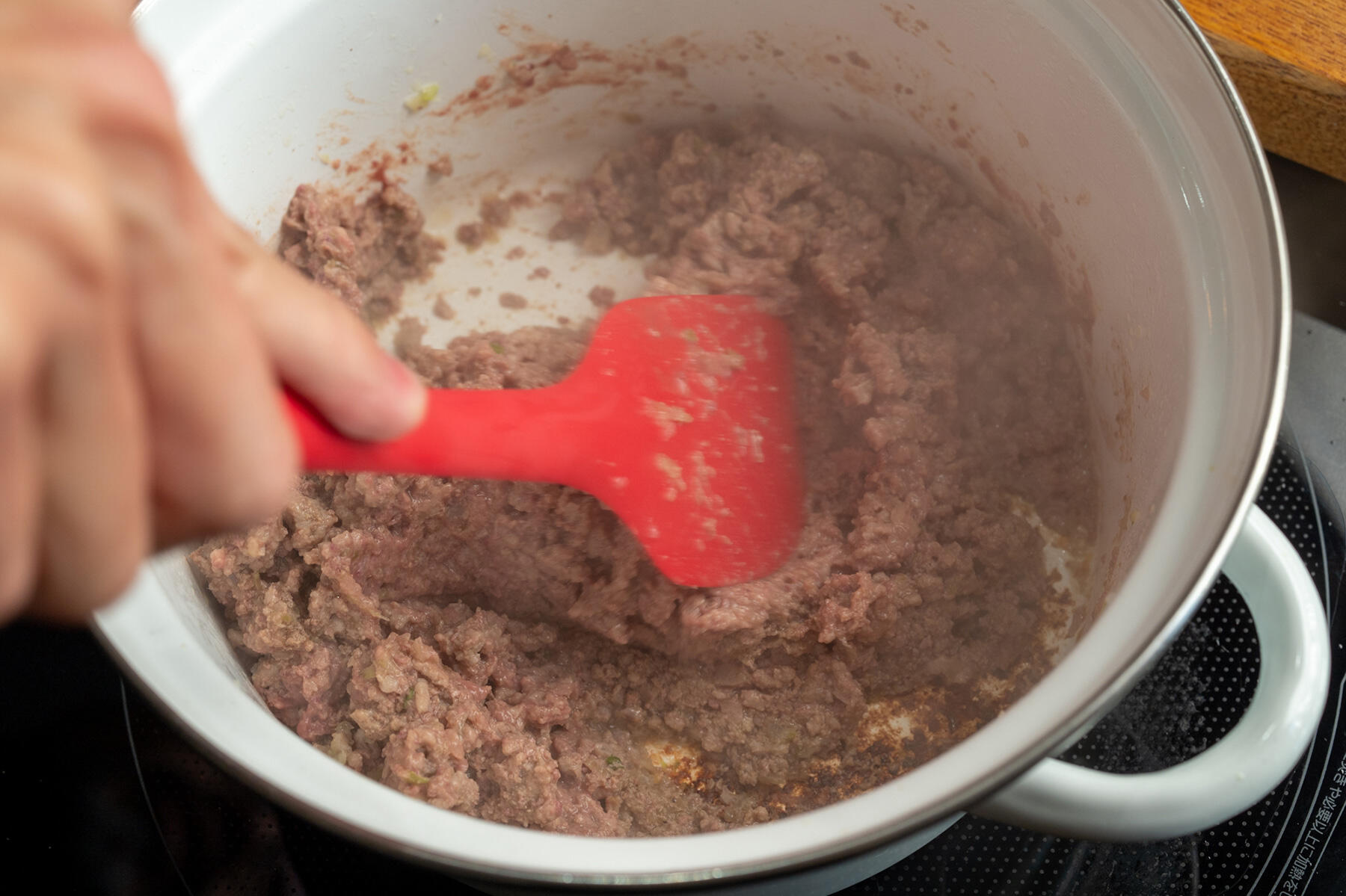 白ワインとパッサータを加え炒める