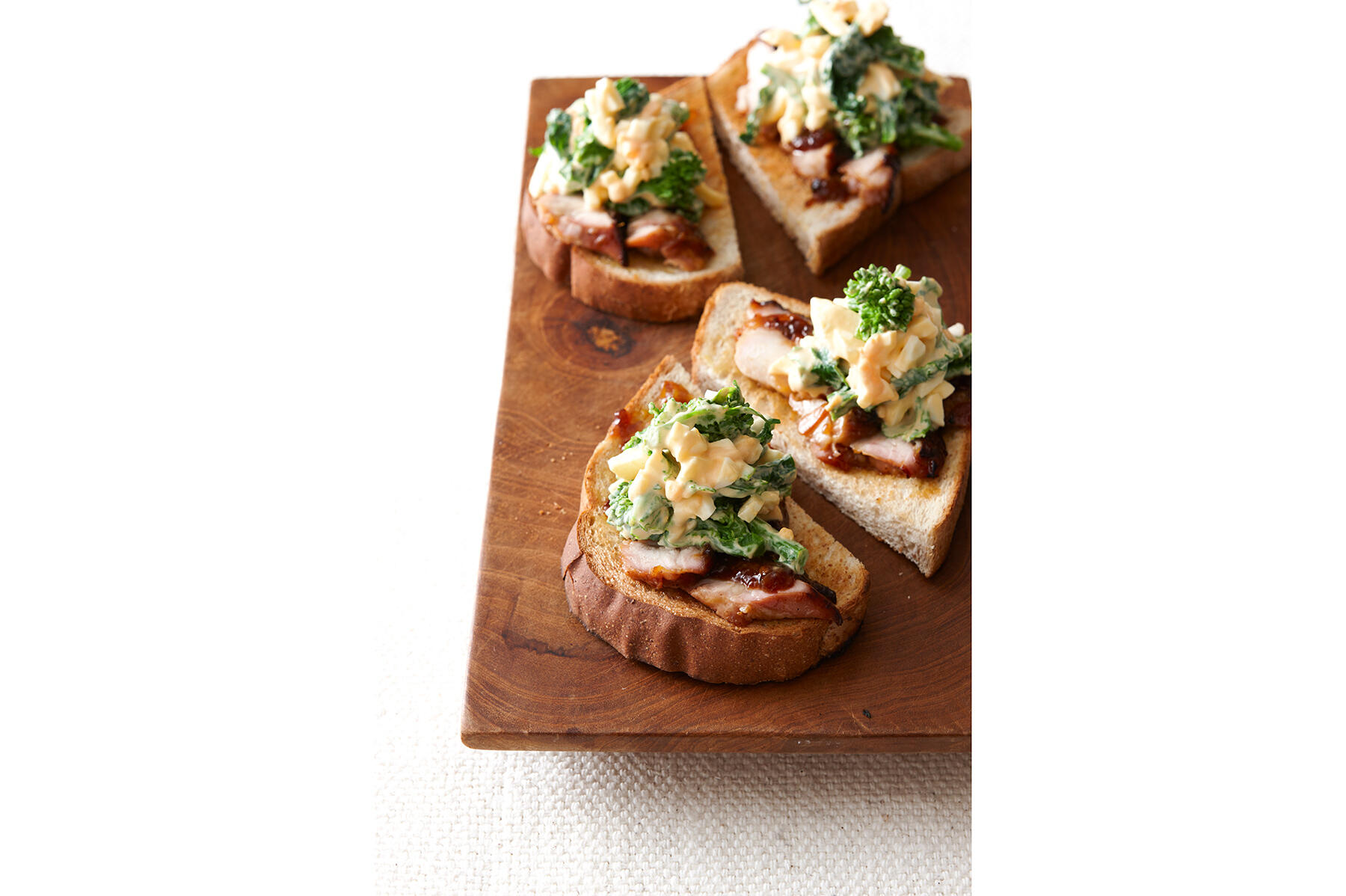 甘味と苦味のバランスが絶妙な“菜の花入りタルタルのチキンオープンサンド”