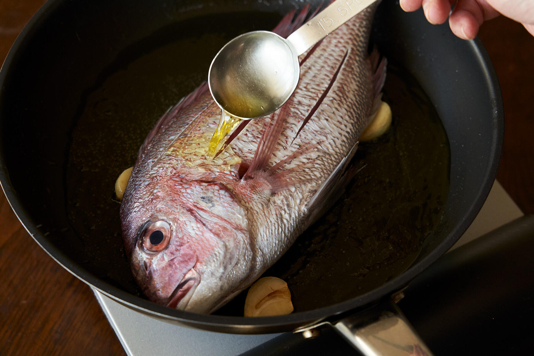 オリーブオイルをまわしかける