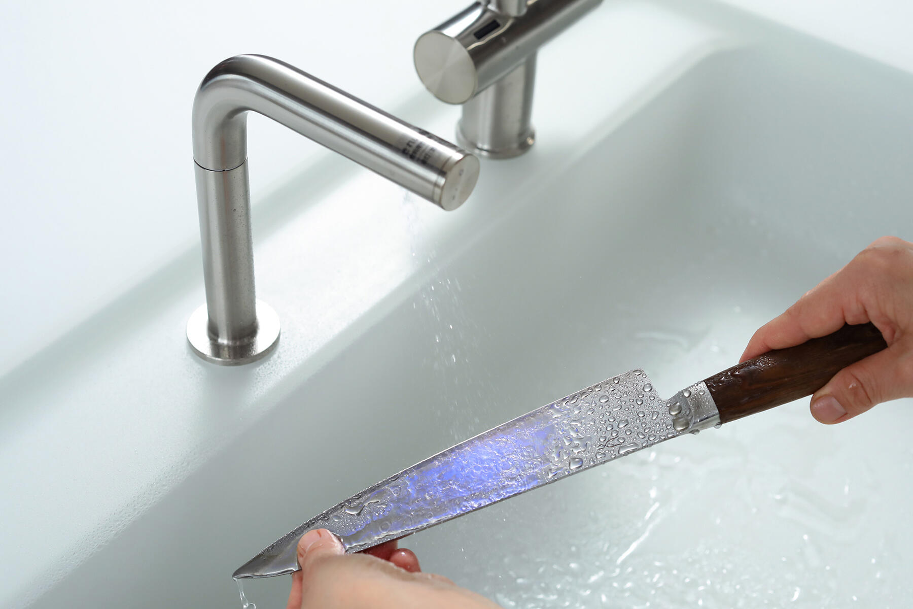 タッチレス「きれい除菌水」生成器