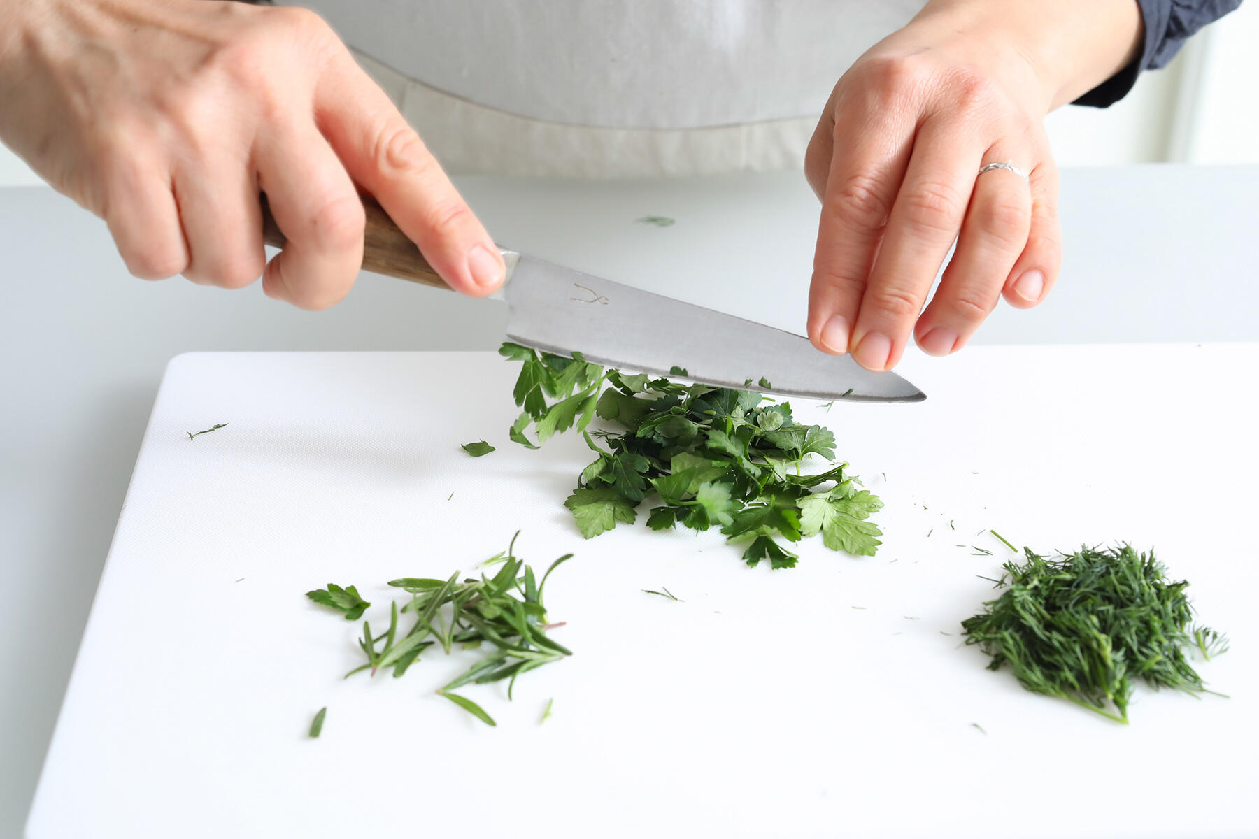 ハーブを混ぜ合わせる