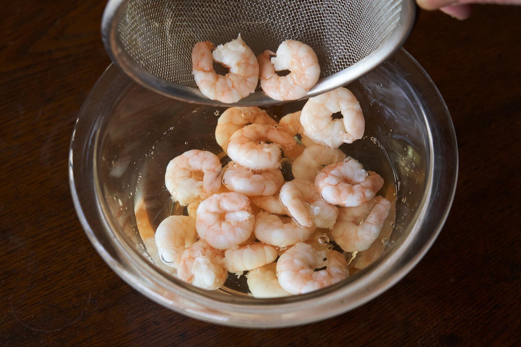 海老の甘酢漬けをつくる