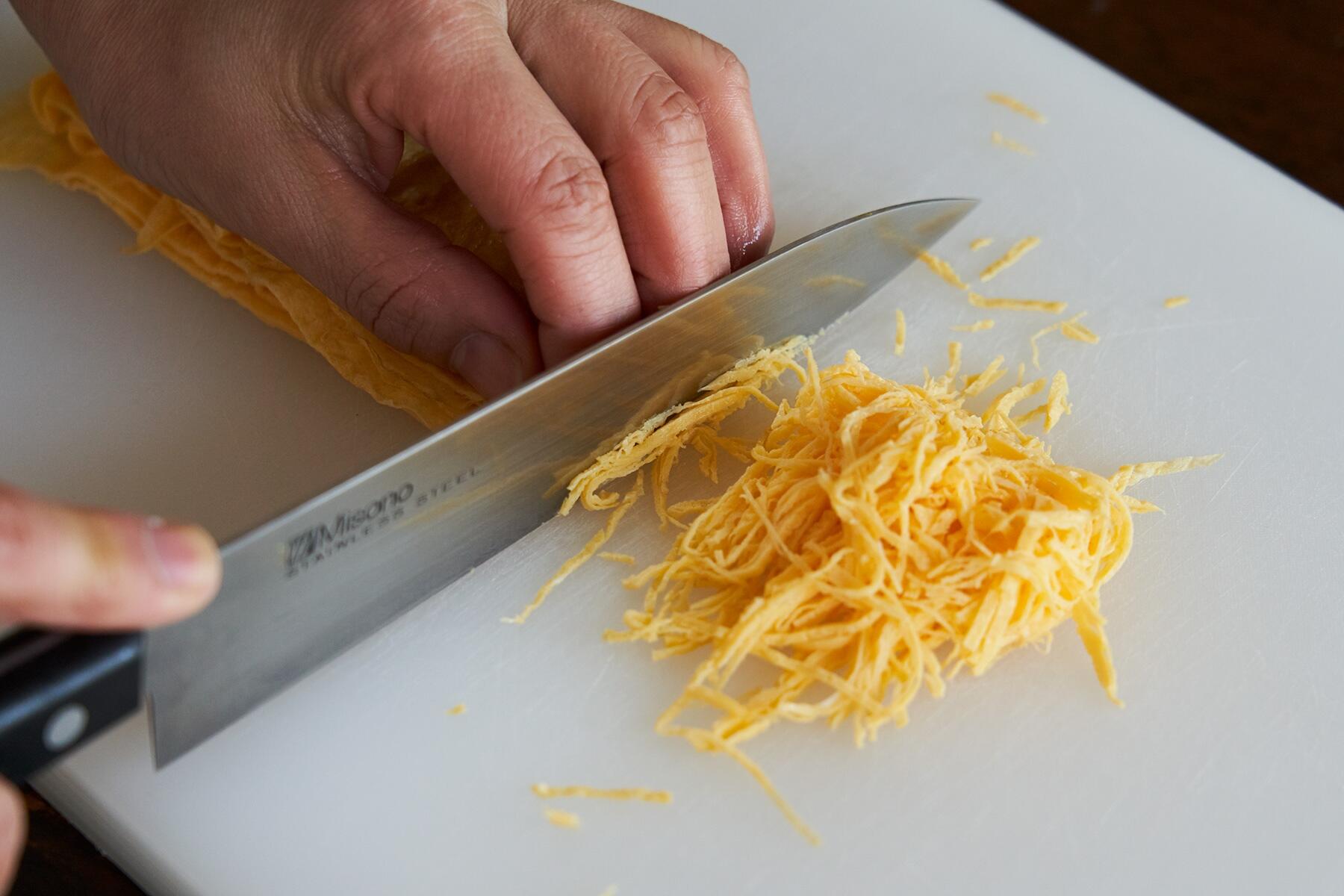 薄焼き卵を切る