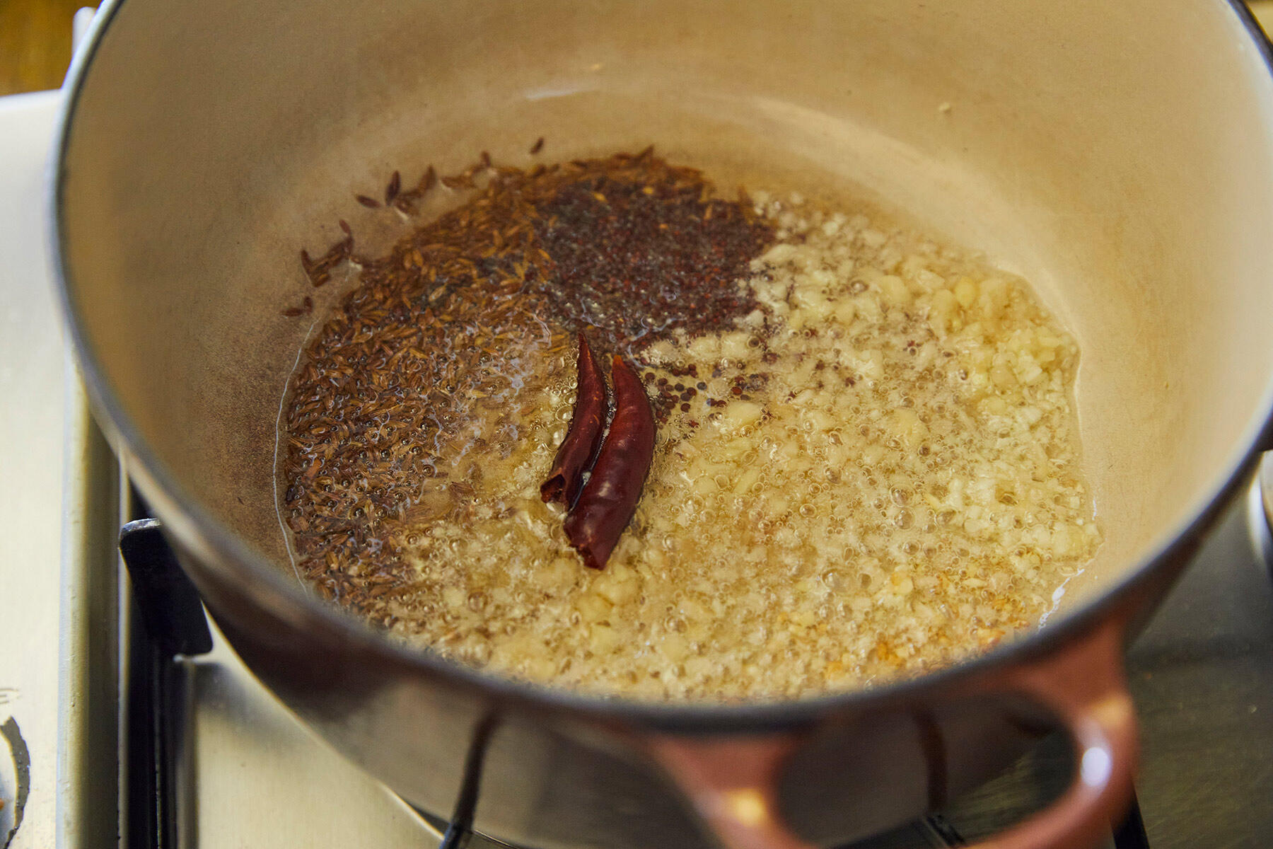 ホールスパイスを炒める