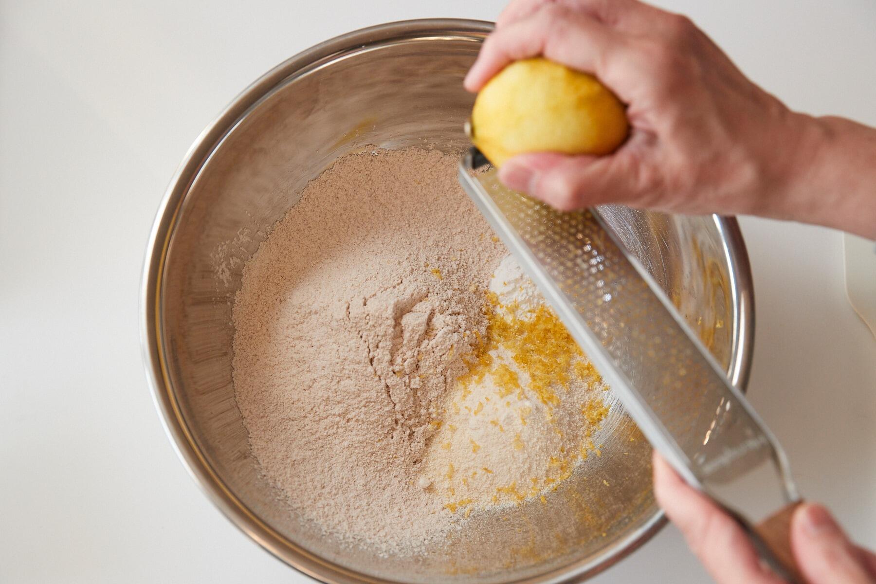 粉類にレモンの皮を入れる