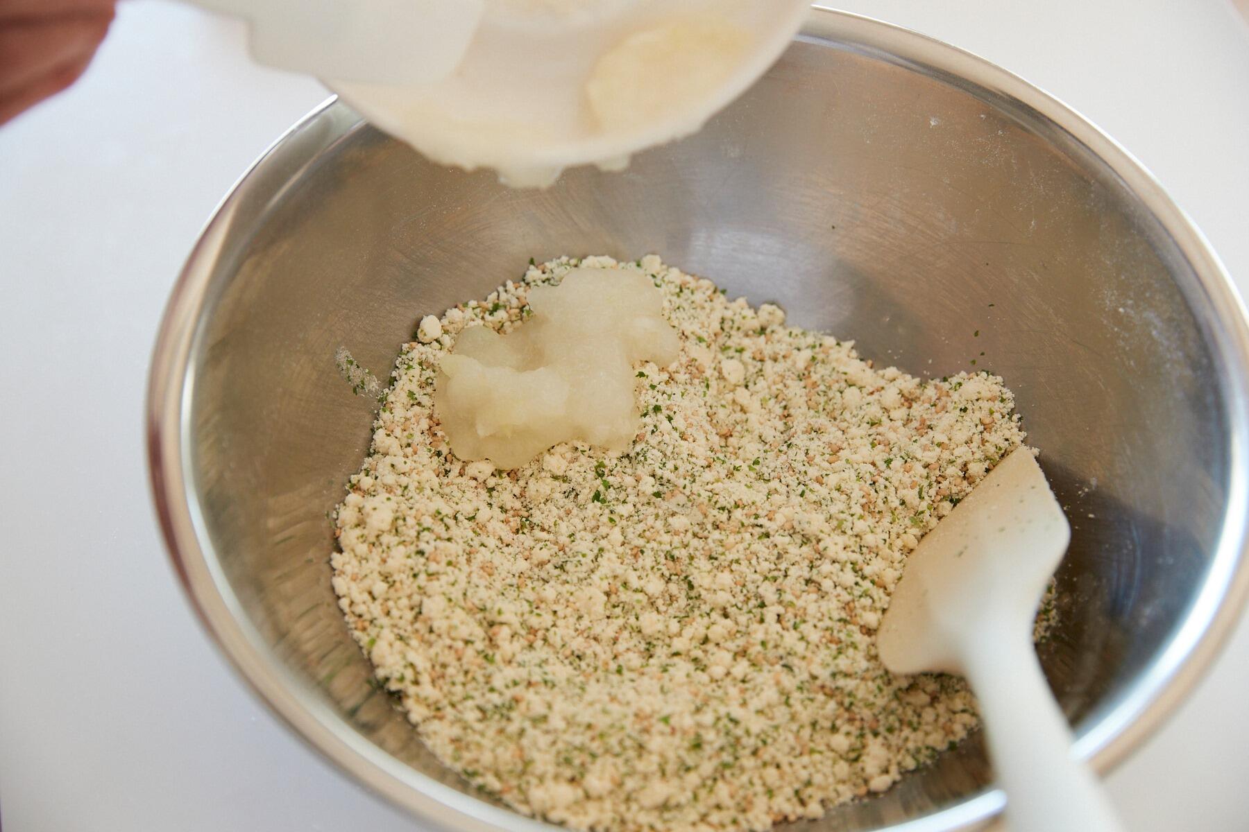 胡麻と青のり、玉ねぎを混ぜる