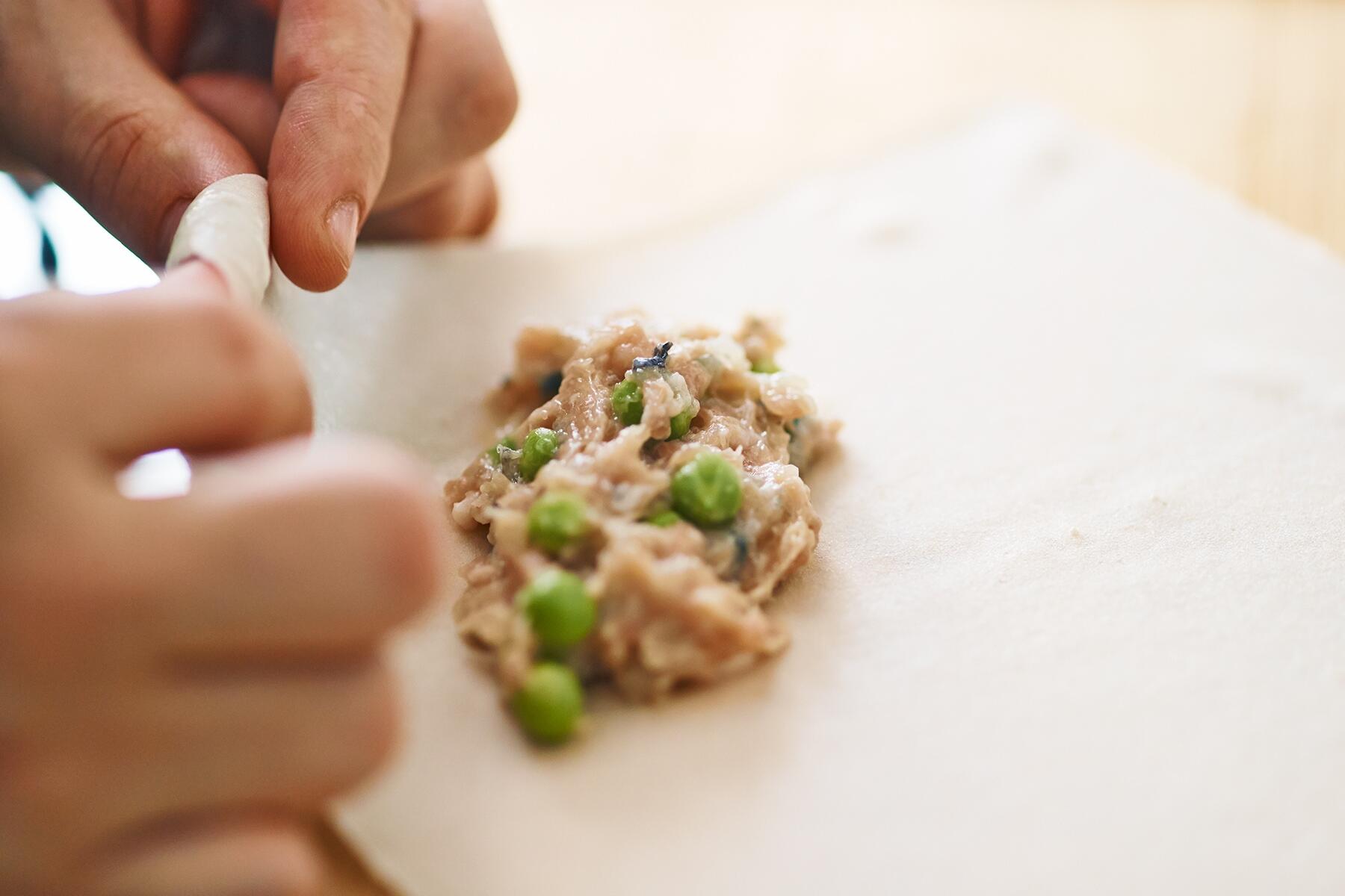 春巻きの皮にあんをのせて包み、水溶き小麦粉で留める。