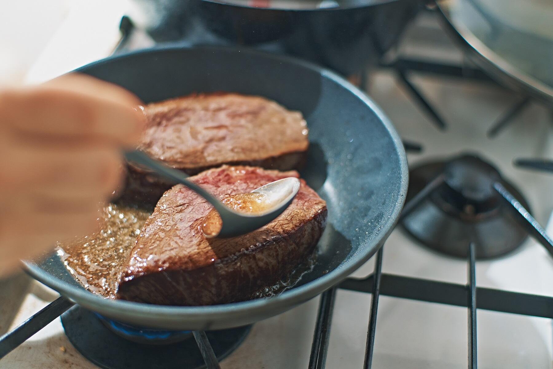 弱めの中火で肉に火を通していく