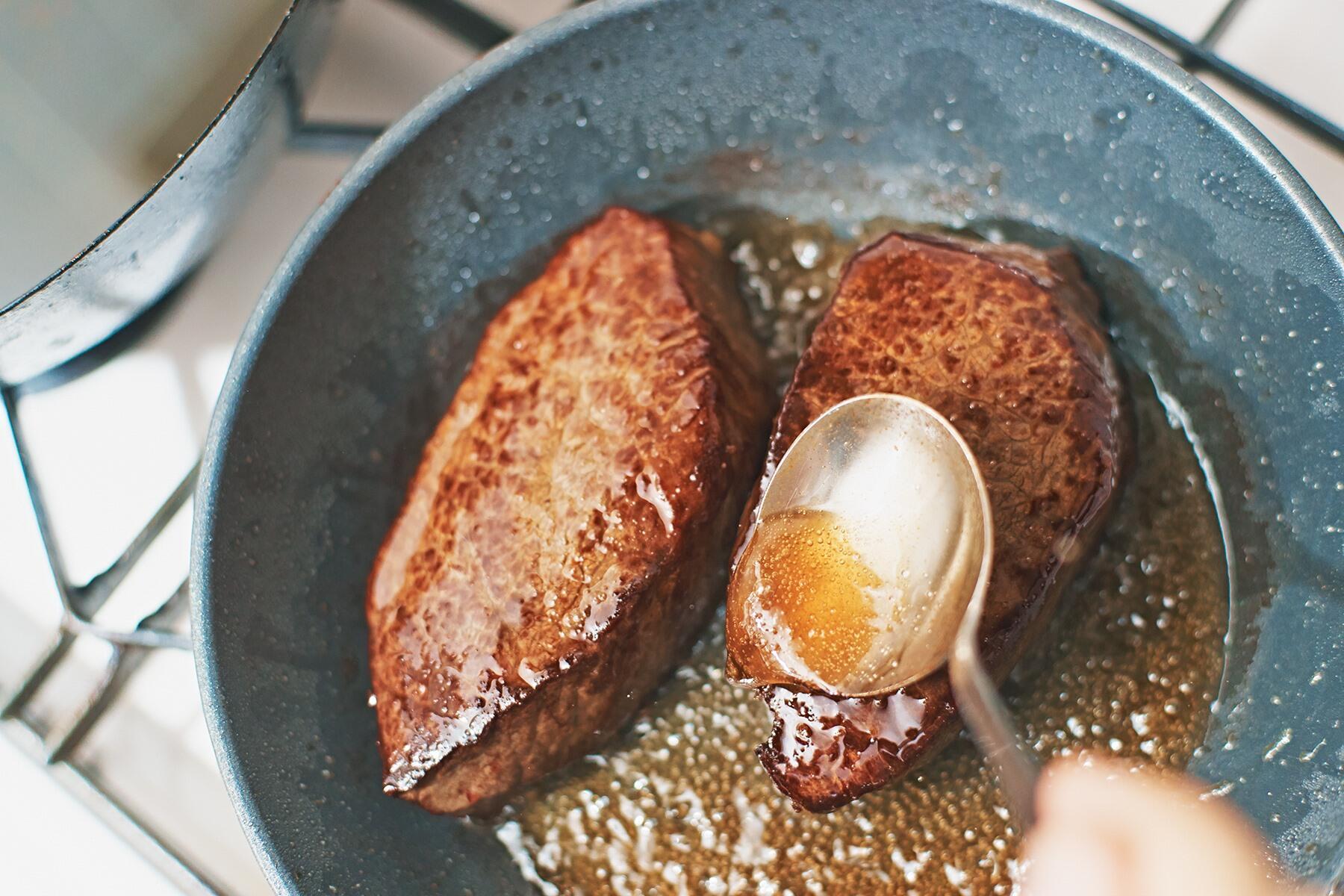 弱めの中火で肉に火を通していく