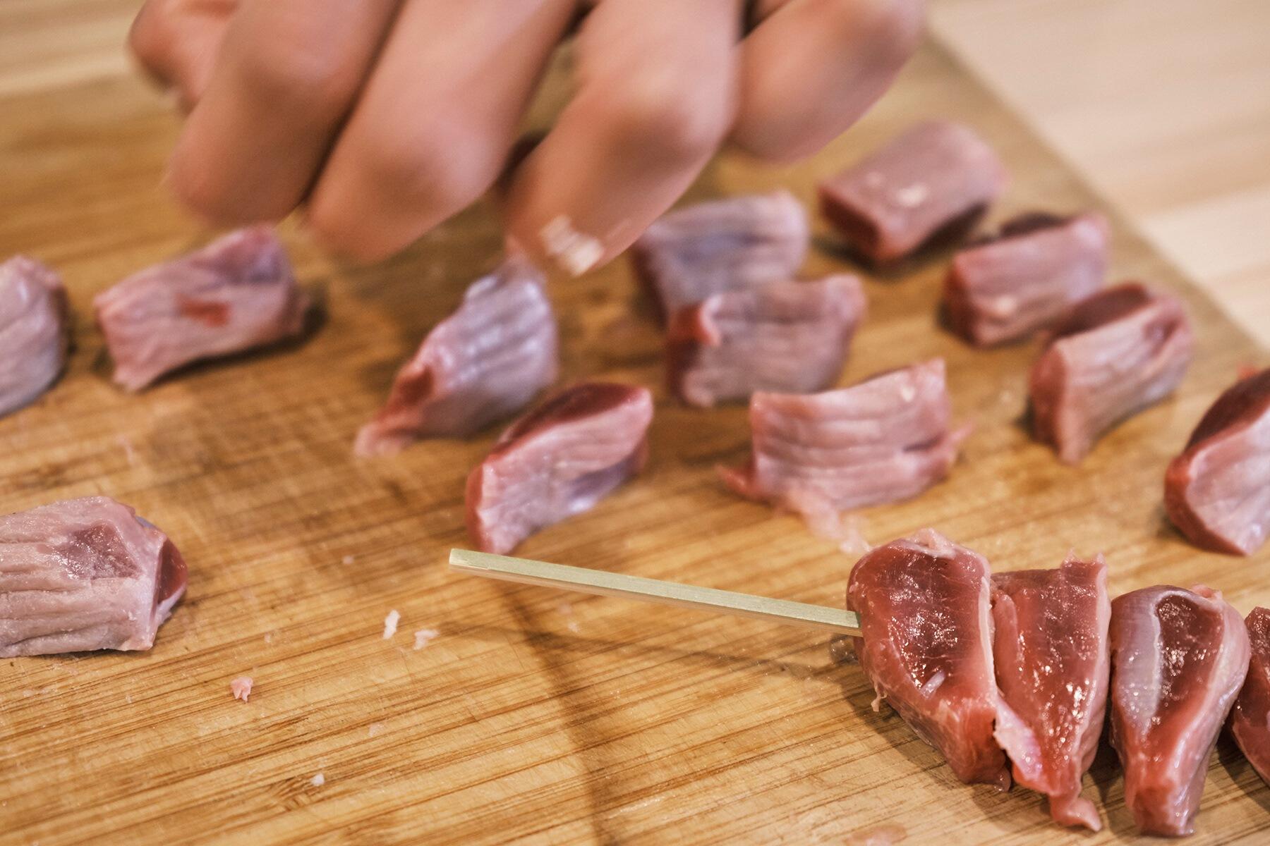 串を肉に刺す
