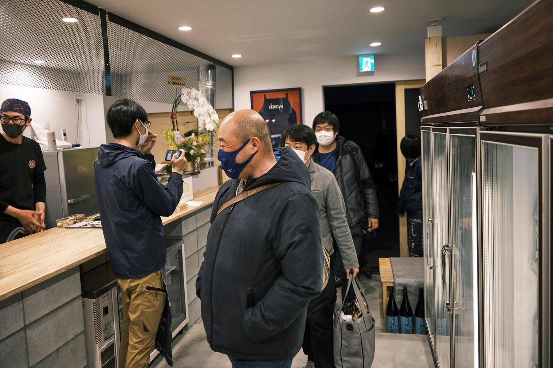 店内へ入るお客さん