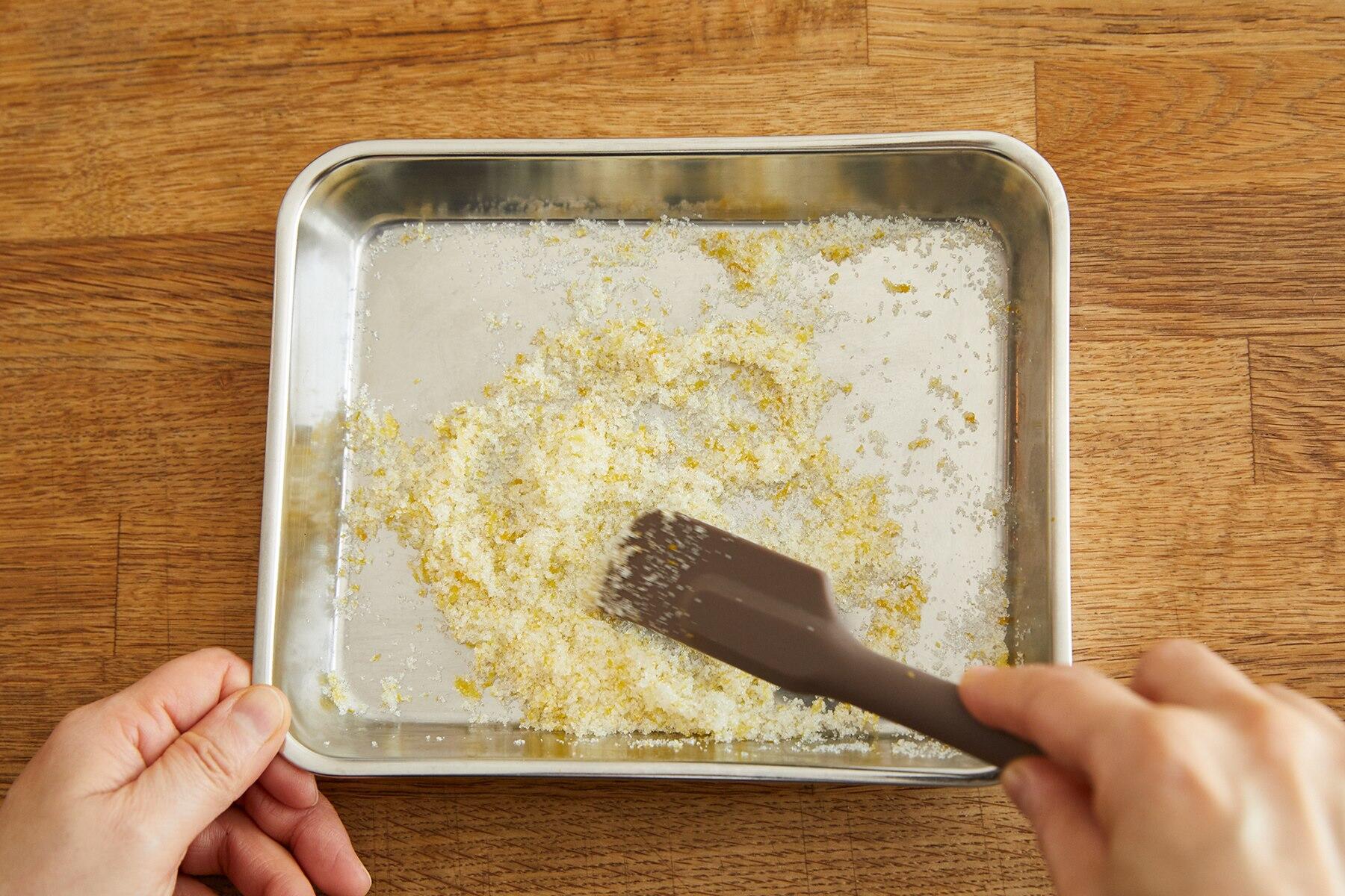 レモンの皮をすり混ぜる