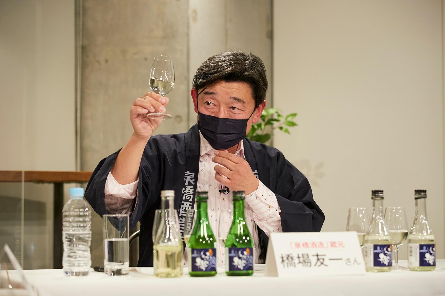 グラスを掲げる橋場友一さん