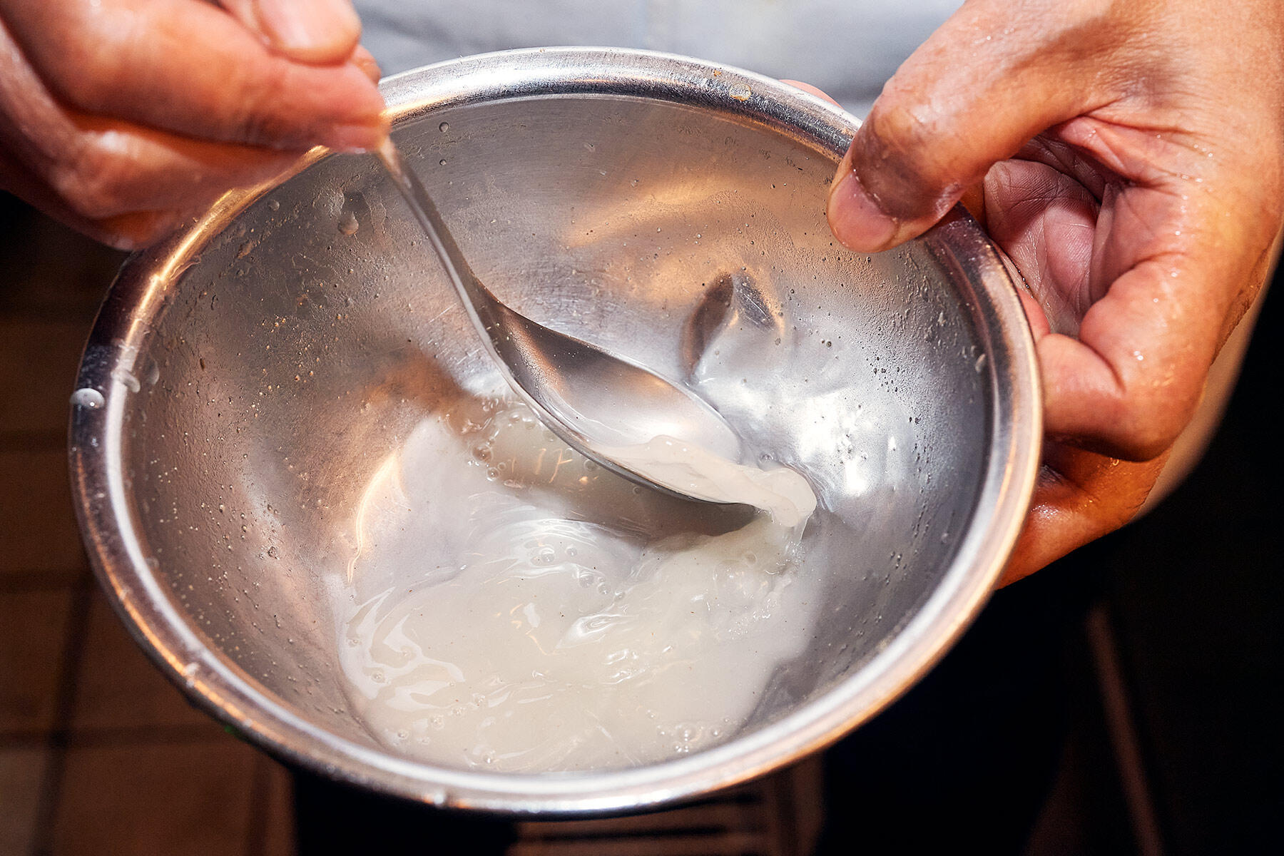 調味料を混ぜ合わせる