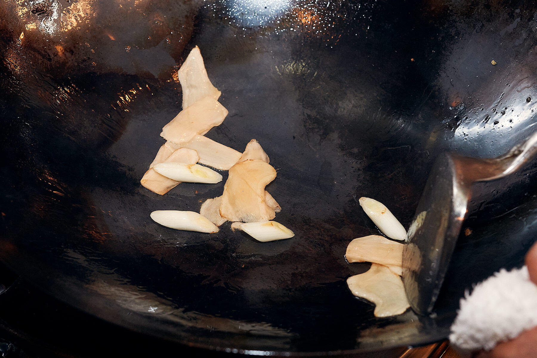 ねぎと生姜を炒める