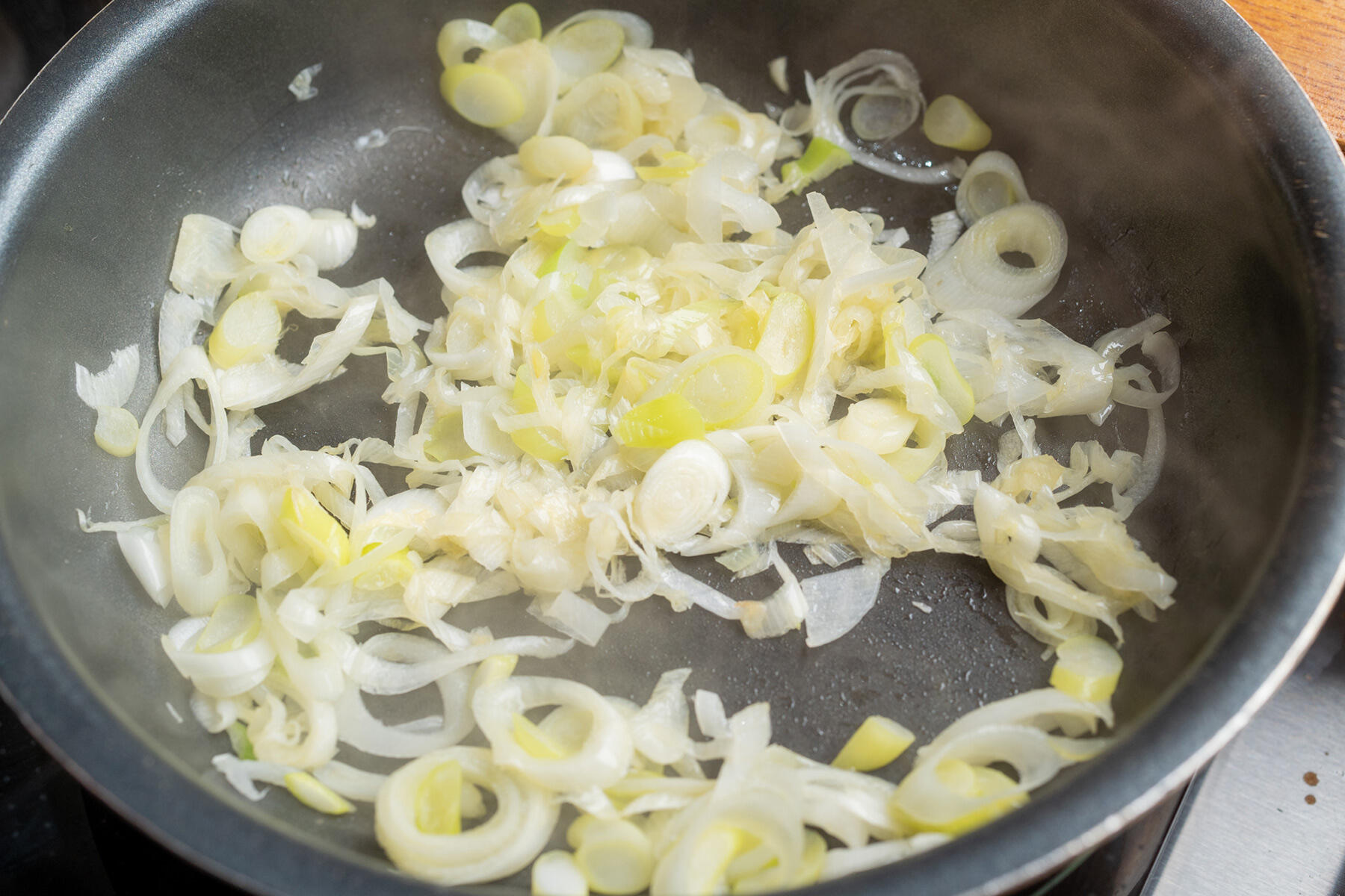 長ねぎを炒める