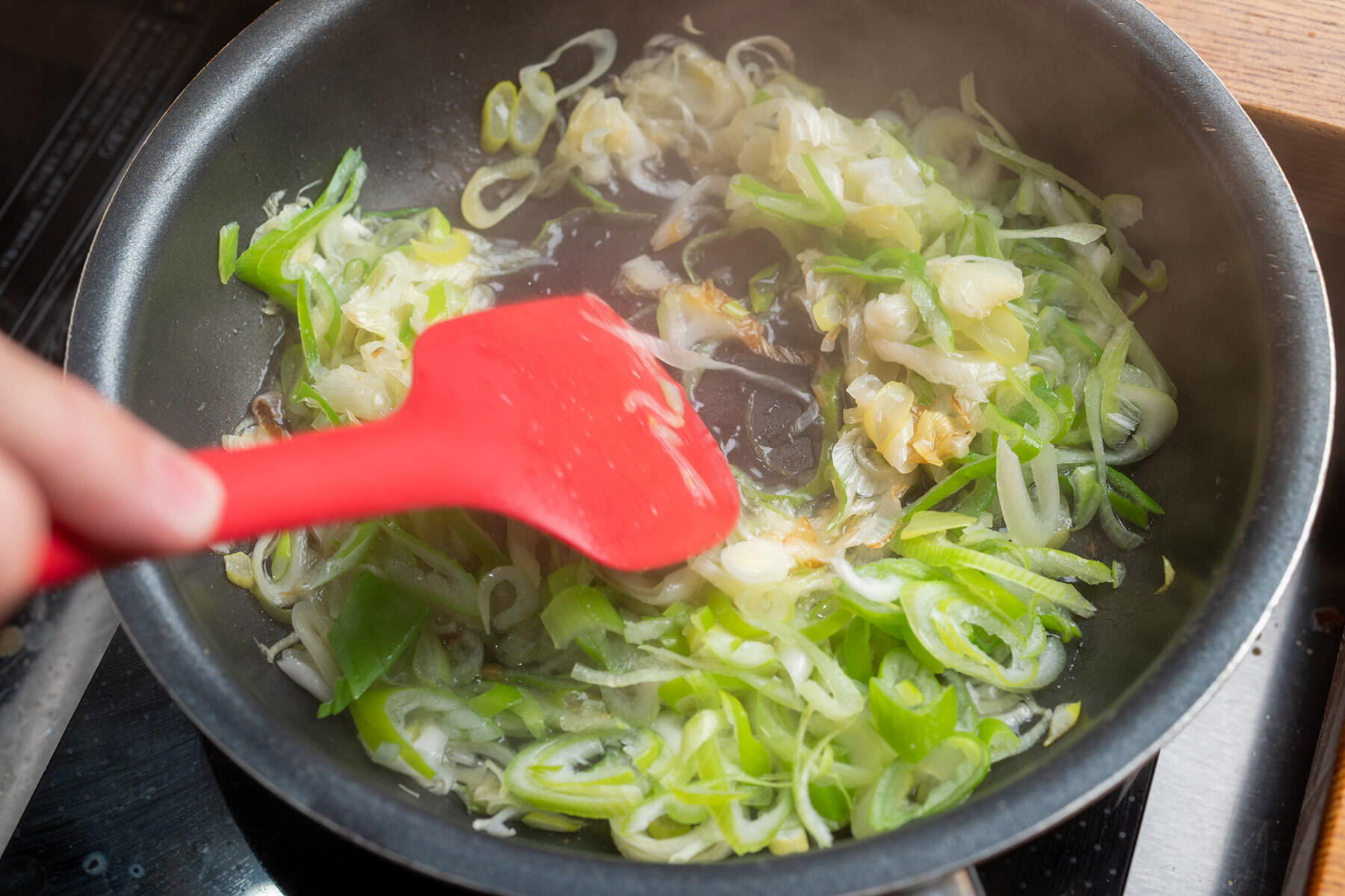 長ねぎを炒める