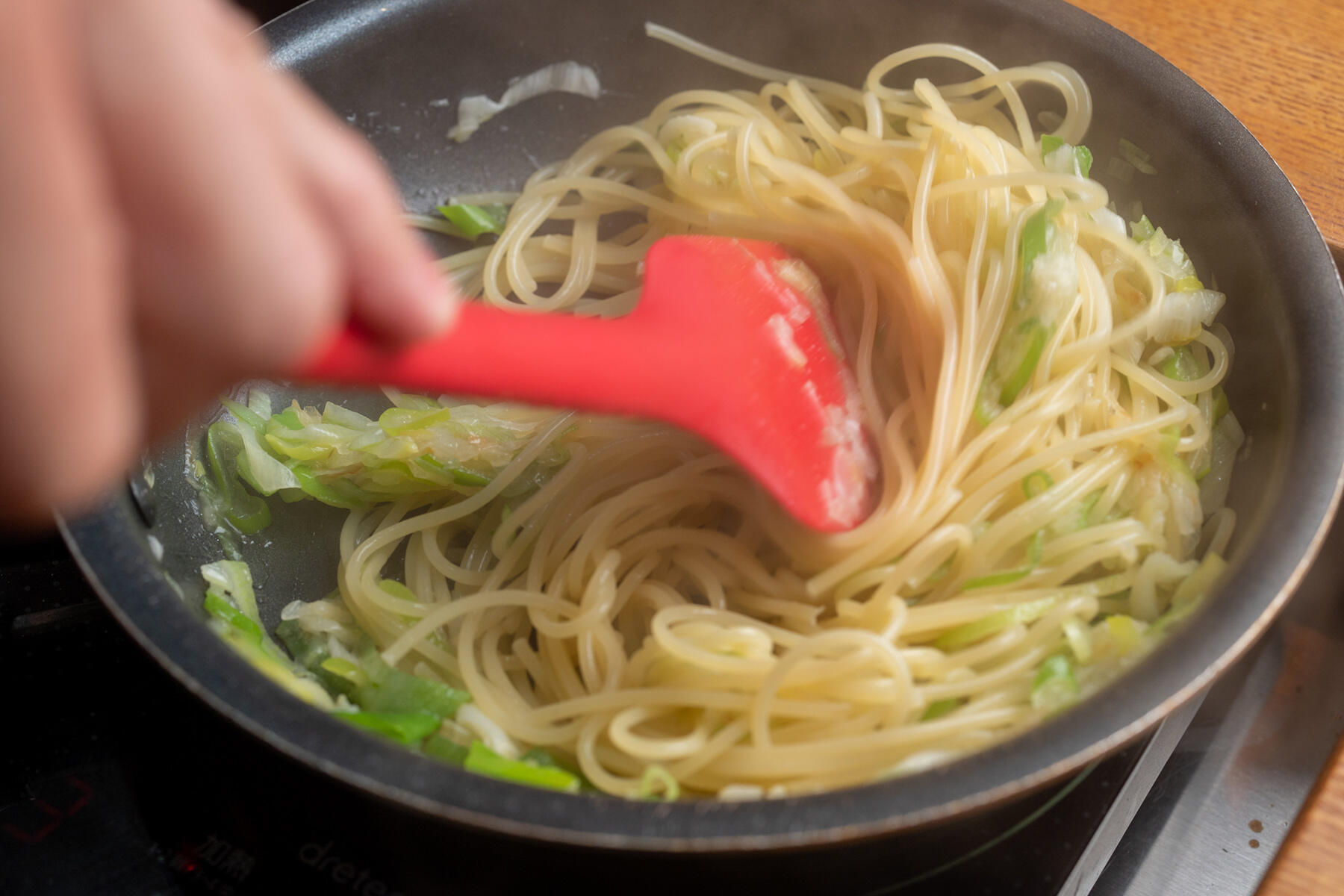 パスタとしらすも炒める