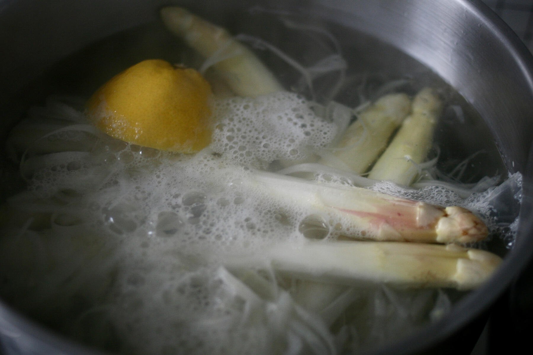 ホワイトアスパラをゆでる