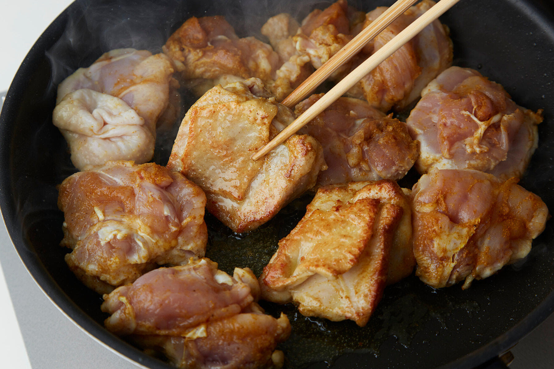 鶏肉を焼きつける