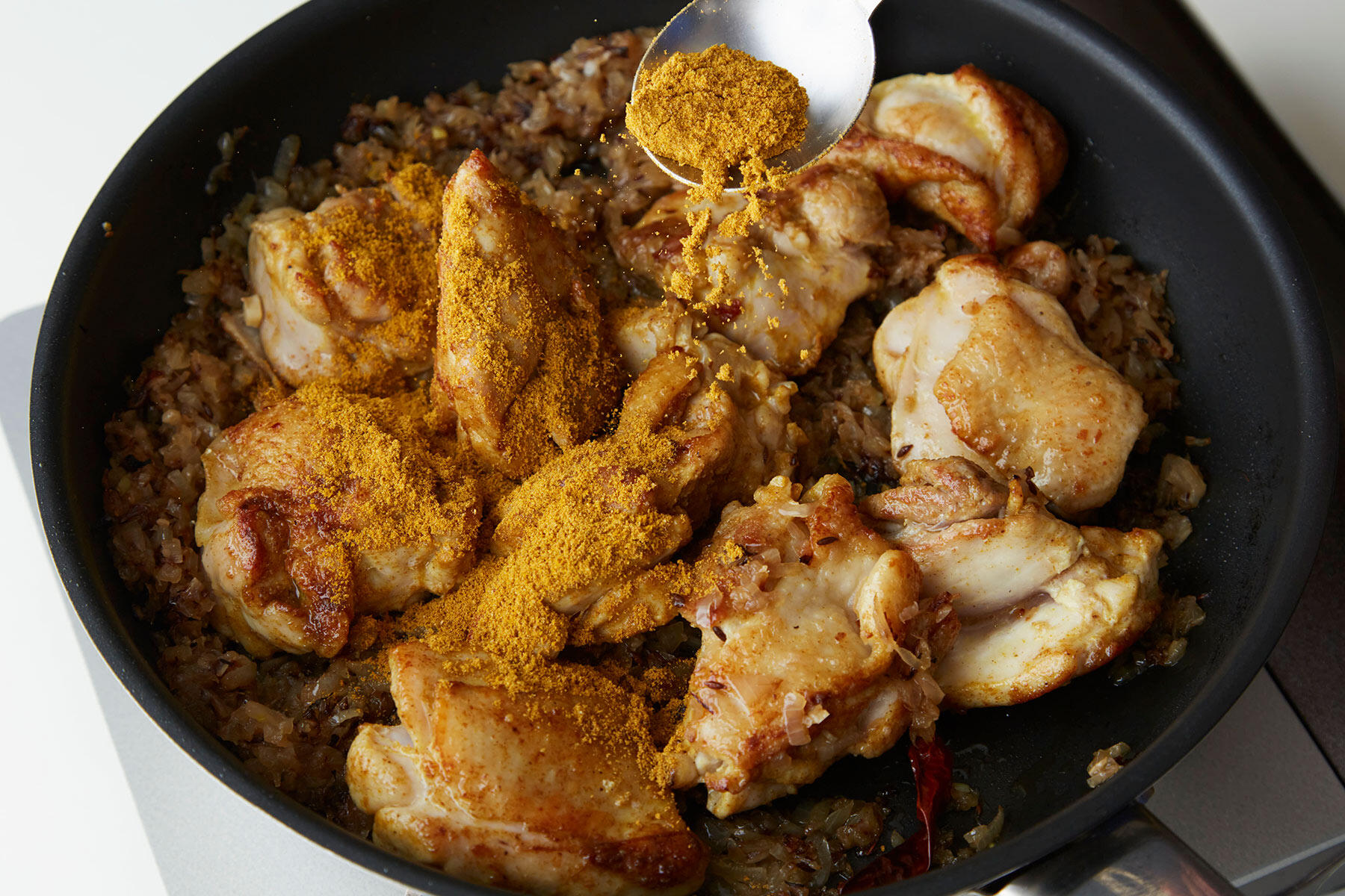 カレー粉を加える