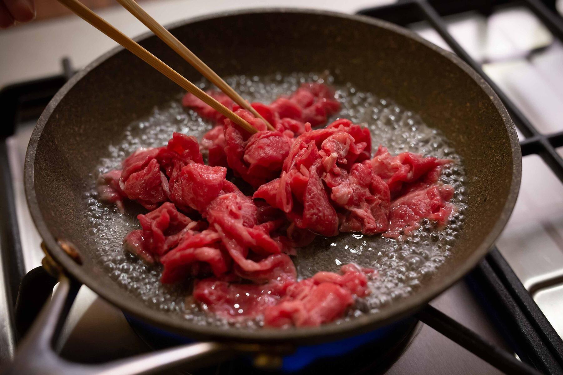 牛肉とせりを炒める