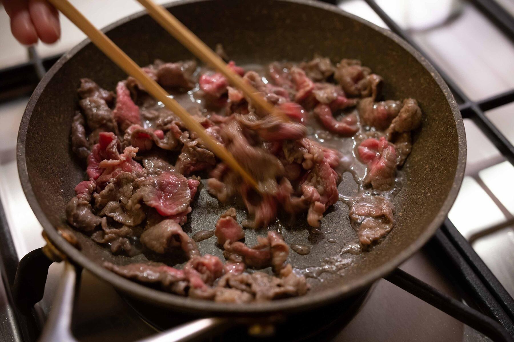 牛肉とせりを炒める