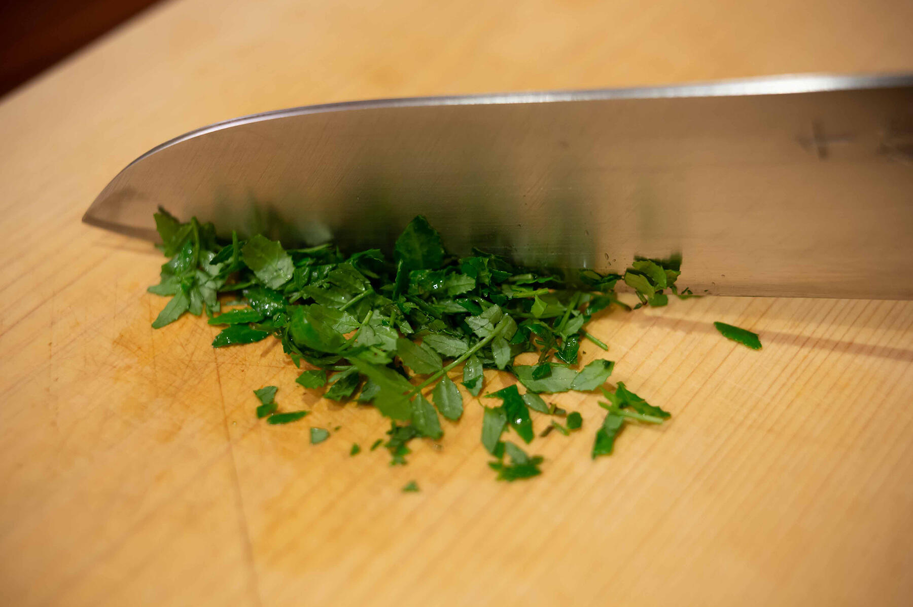 木の芽を洗って水気を拭き取り、包丁で叩く。鯛を薄切りにする。