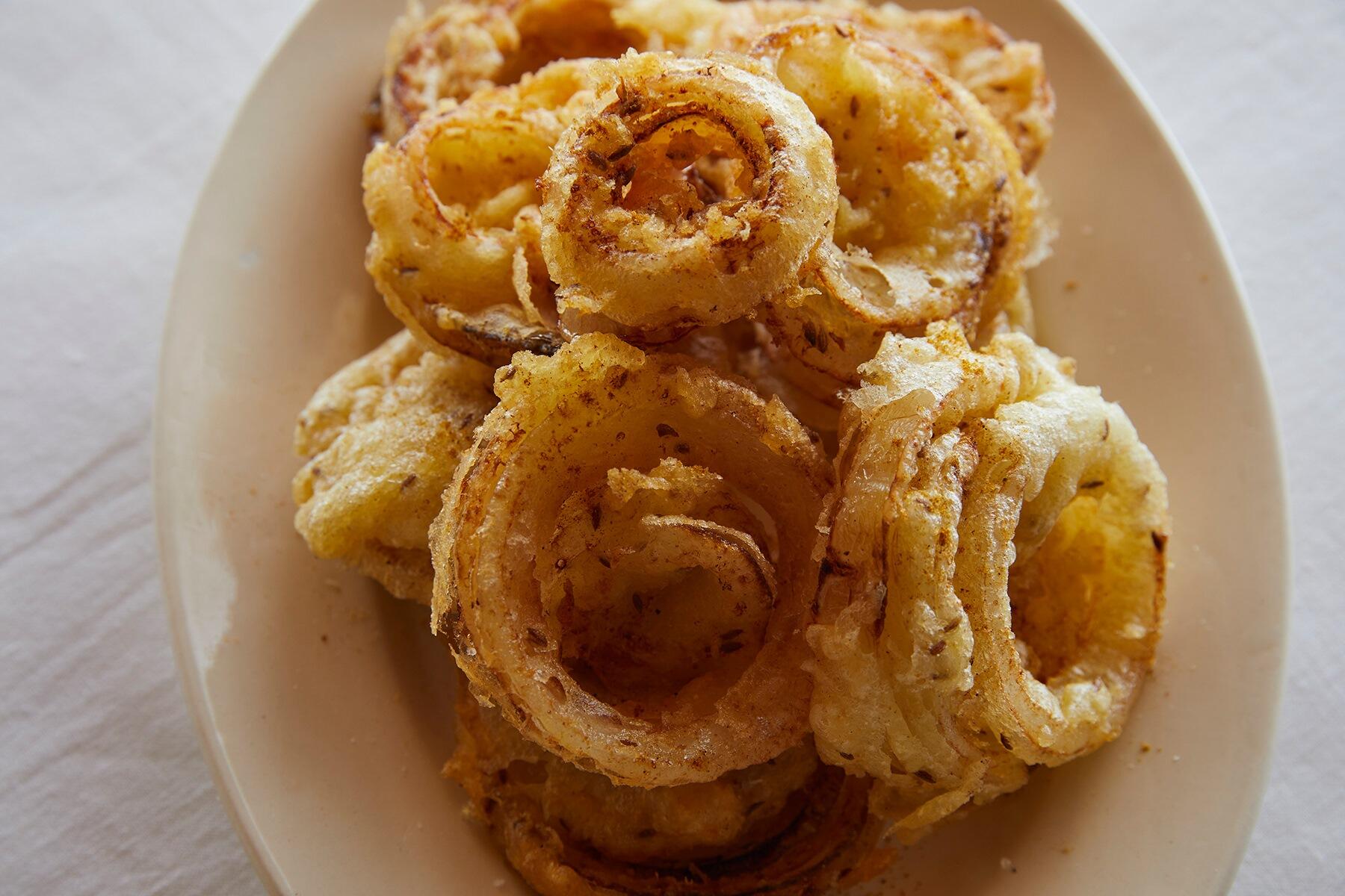 クミンシードが香る“新玉ねぎのスパイス衣揚げ”