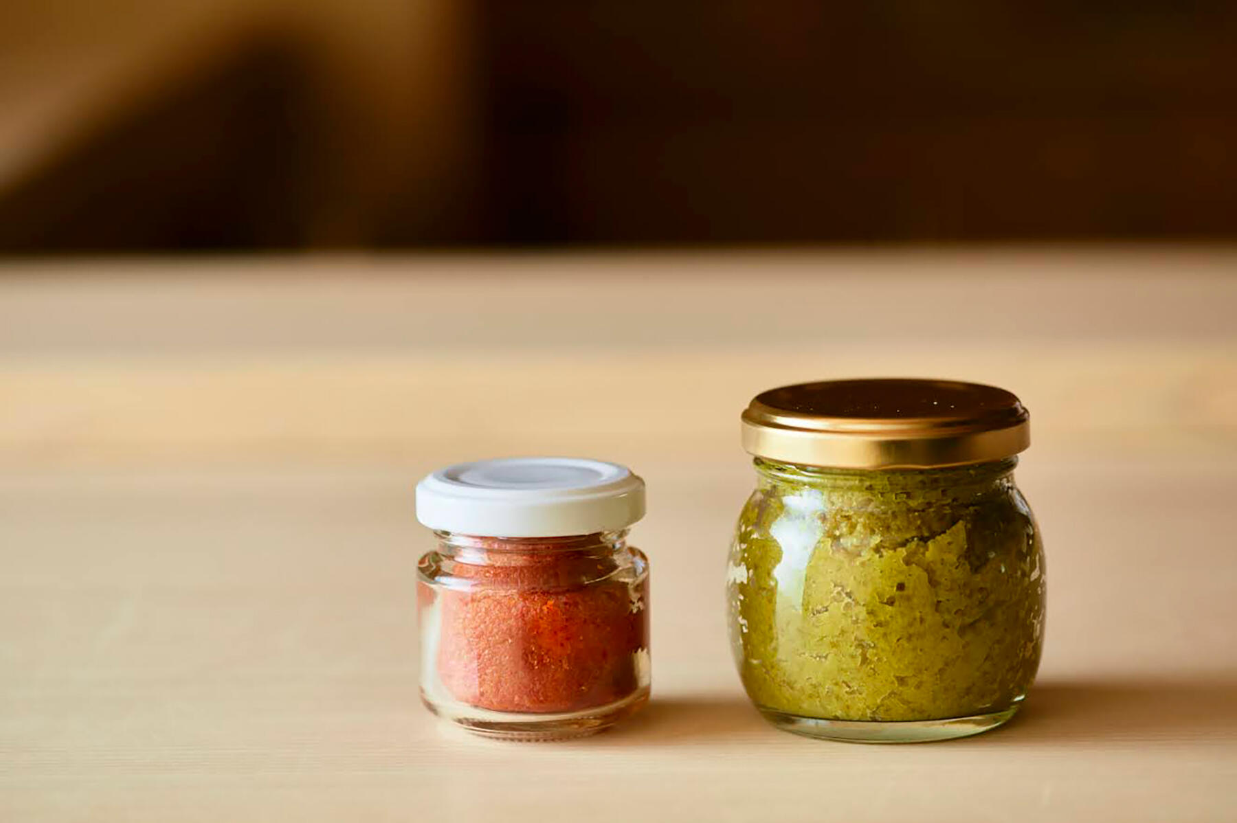 赤柚子胡椒(左)青柚子胡椒(右)