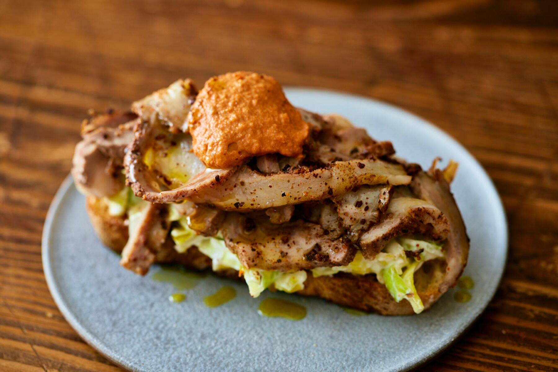 豚バラローストのブルスケッタ with SOMEWHERE BAKERY