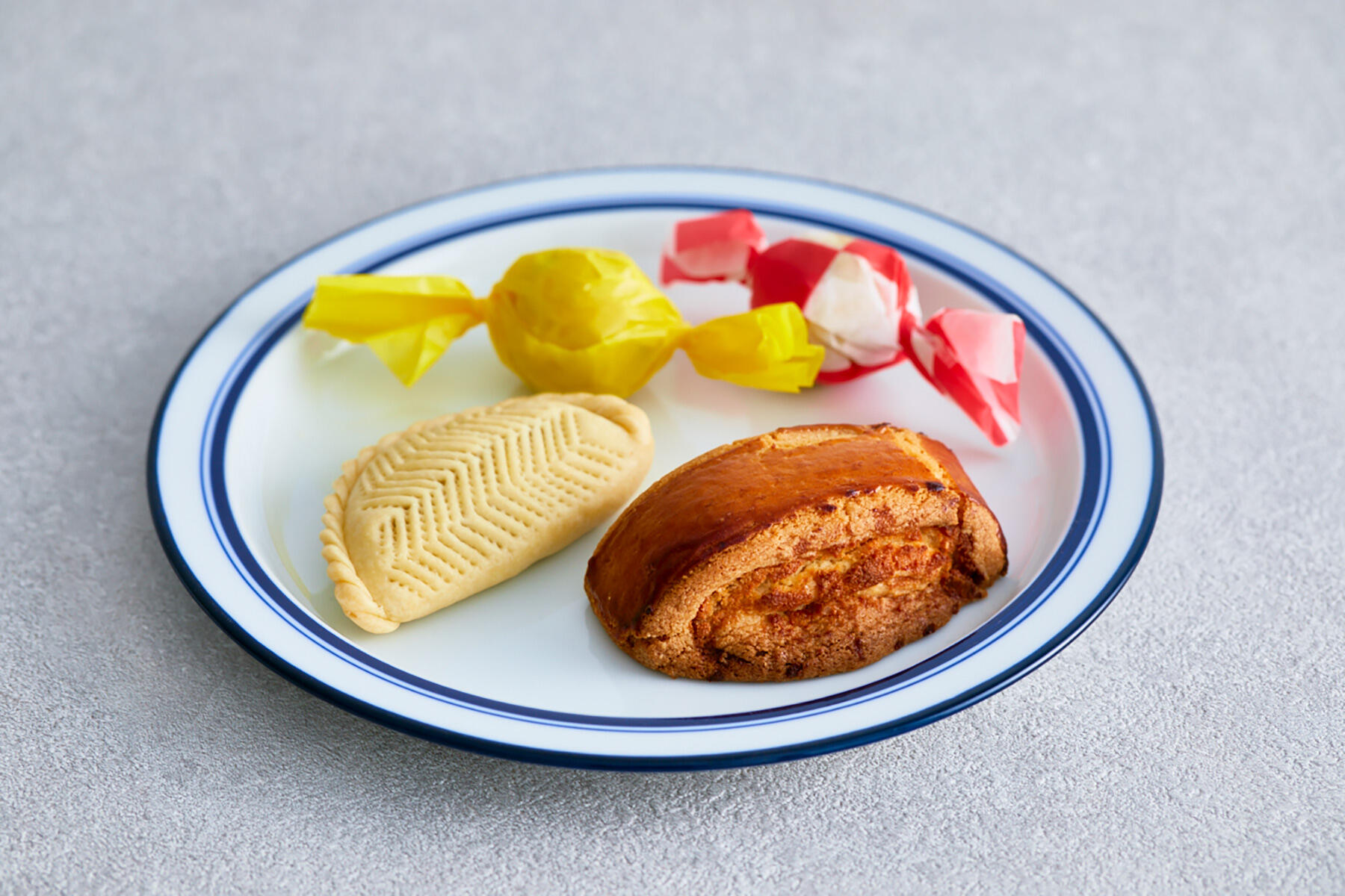 祭メニューは「郷土料理セットとカヌレセット」