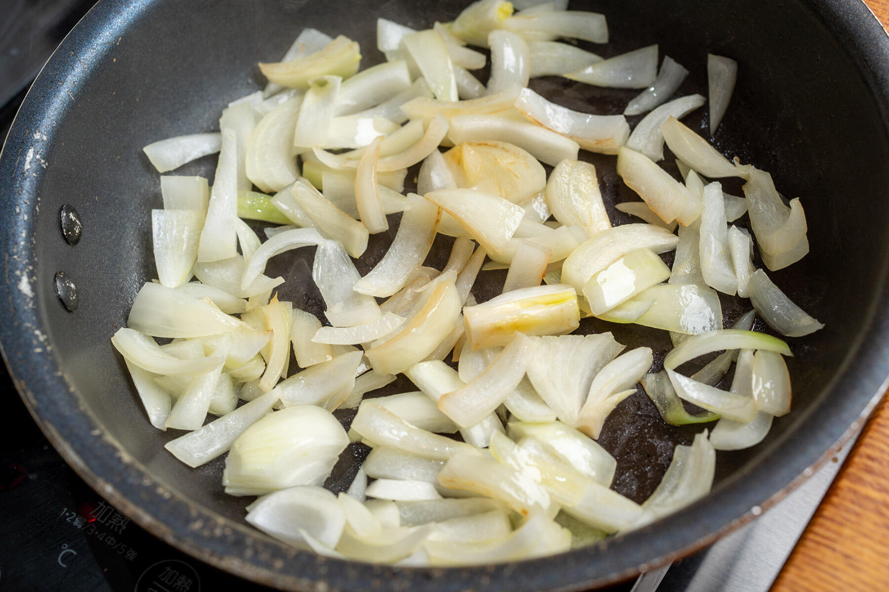 玉ねぎを炒める