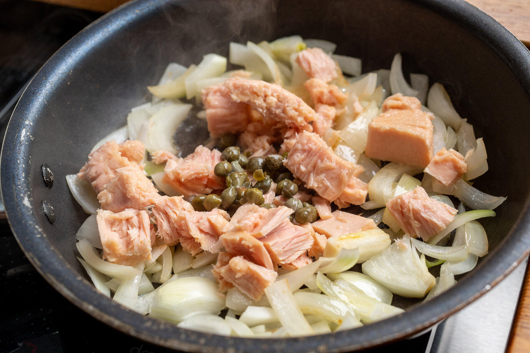 ツナとケイパーも炒める